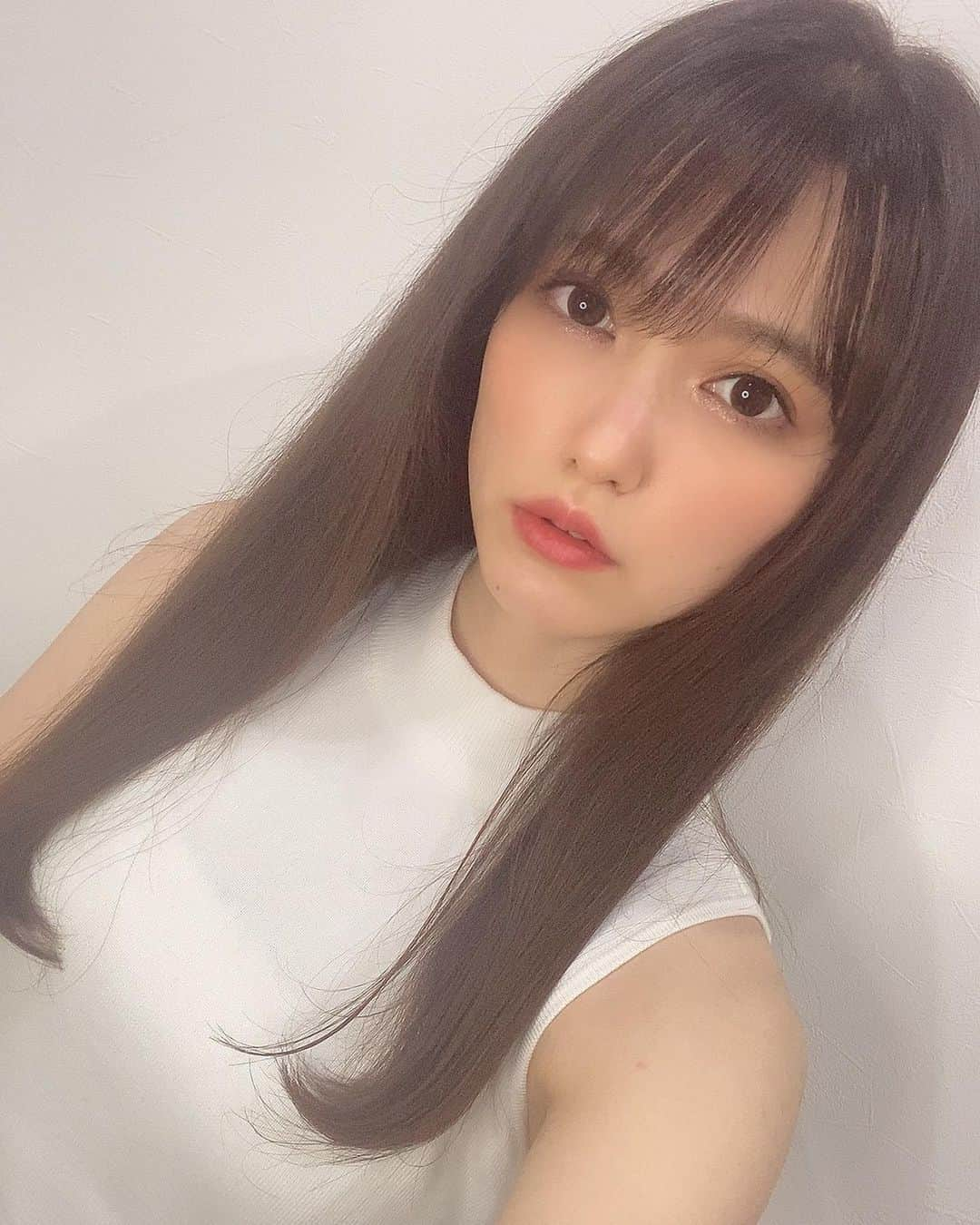 三島ゆかりのインスタグラム：「ヘアメンテナンスしてきました💇‍♀️✨ ここ何ヶ月もリタッチカラーばかりしてたんですが久しぶりの全頭染め🍎 リタッチを続けて自然とグラデーションみたいになってましたが、大人かわいいココアブラウンにしてもらいました🥰  そして現在絶賛髪伸ばし中のゆかりんごは、どうやって綺麗に伸ばしていくかを日々考えているのですが、 紫外線でも髪は傷む、毎日のシャンプーやドライヤー、枕との擦れでも傷んじゃう、、 でも傷んでるところ切ってくださいと言うと一向に伸びない💦 もうどないしたらええねん😭😭😭 そしたら【髪質改善トリートメント】というのをウリにしているサロンに出会いました🥺✨ 毛先が結構きしんでたんですが、なんか今までカスカスだった髪が潤いを取り戻したみたいな感じになりました👏😳 是非動画も見てください💖👀 髪きしんでるなーカスカスだなーって感じてるヘビーカラーユーザーの皆さんは髪質改善トリートメント受けた方がいいかもです❤️❤️  #髪質改善トリートメント #髪質改善サロン #梅田サロン #髪の毛のプロ #髪のお医者さん #ココアブラウン #ロングヘア #綺麗に伸ばす #ツゥルンツゥルン #テンション上がる #自撮り女子 #髪サラサラ #ありがとうございます #三島ゆかり #ゆかりんご #プレ花嫁 #結婚式までに綺麗になりたい #instagood #haircolor #longhair #hairtreatment #followｍe」