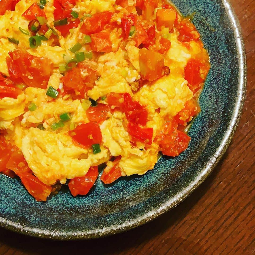 志摩有子さんのインスタグラム写真 - (志摩有子Instagram)「パンチのあるメニューに優しいトマトと卵の炒めものでほっとひと息。あとはきゅうりのカリカリ。緩急つければ食欲も増す。  #トマ玉炒め #副菜の鬼」8月20日 21時36分 - ariko418