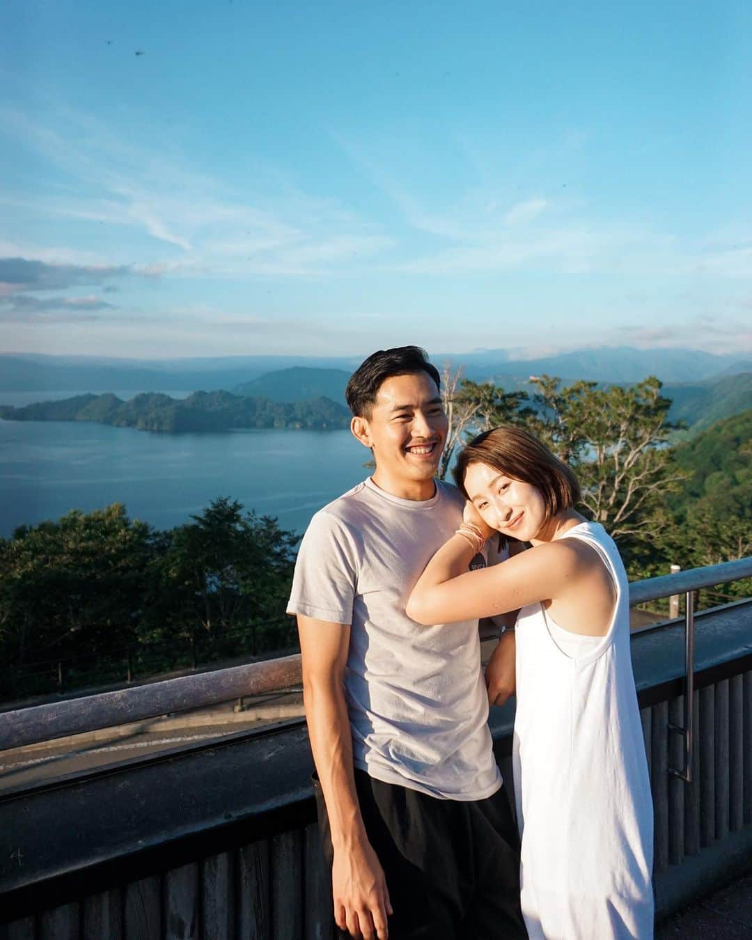 のインスタグラム：「夕陽がすき☺️ 展望台から見れて満足🌞  #夫婦生活 #新婚夫婦 #都内暮らし #20代夫婦 #夫婦 #仲良し夫婦 #夫婦デート #展望台からの景色 #十和田湖 #青森 #青森観光 #青森旅行 #絶景」