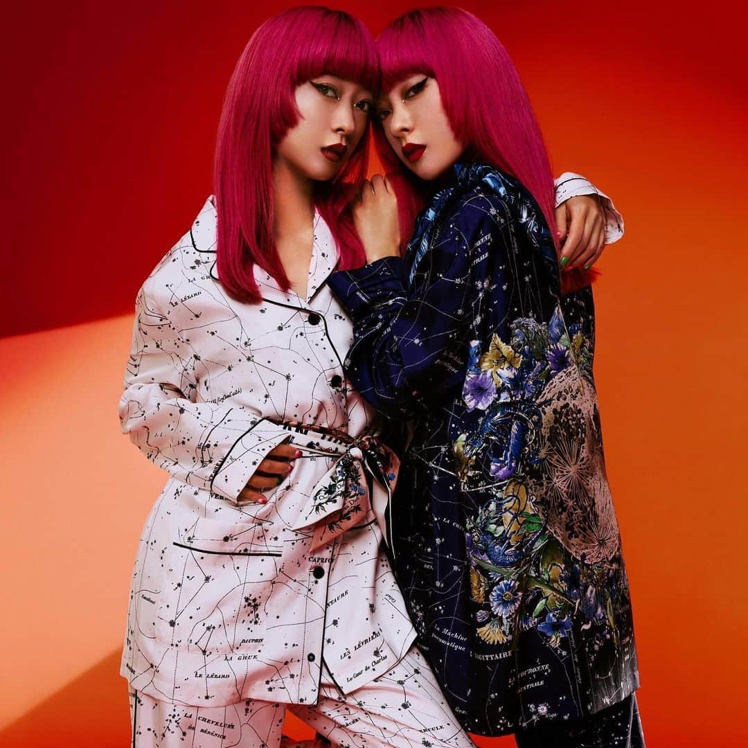 のインスタグラム：「DiorAW21 New Look🌹 多様にアレンジ出来るスカーフ楽しい🔥 @dior #DiorAW21 #DiorSilk」