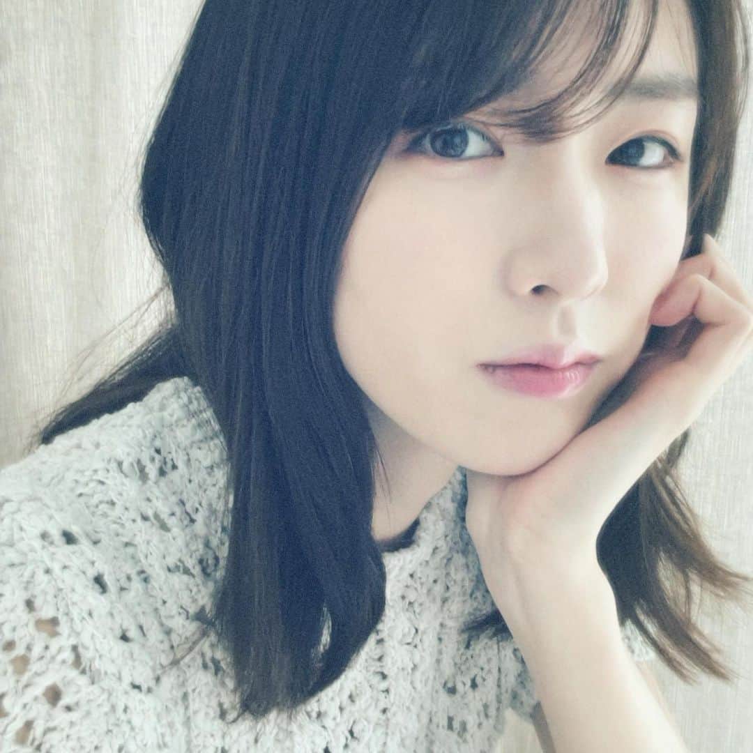 樋口柚子のインスタグラム：「🐳 どうにもならないのに あっついよ〜って言ってしまう日が 続いていますね☀️ そんななか私は、 この間の投稿で皆さんに教えてもらったアイスを ちょっとずつ食べ進めてるよ🍨」