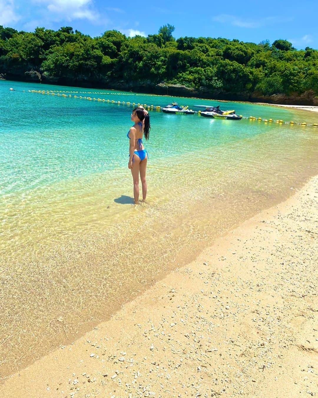 吉澤遥奈のインスタグラム：「🏄‍♀️  #japanesgirl#pants#glam#model#fashion#straight #黒髪ロング#内衣#model #グラビア#海#粉我#日本的#健康美#オフショット」