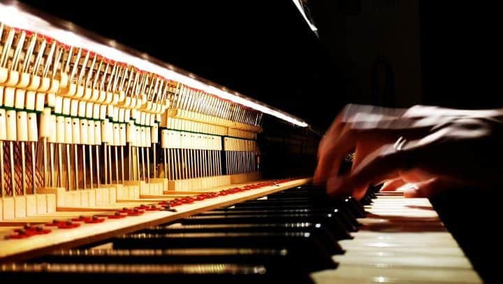 大久保裕太のインスタグラム：「『Summer』. けんけん(@kenya_fukamachi )からリクエストがあったので… 夏になったしけんけん30歳になったし おめでとうございます  #piano#pianoman#okbpiano#instapiano #goodnight#request#21 #joehisaishi #summer」