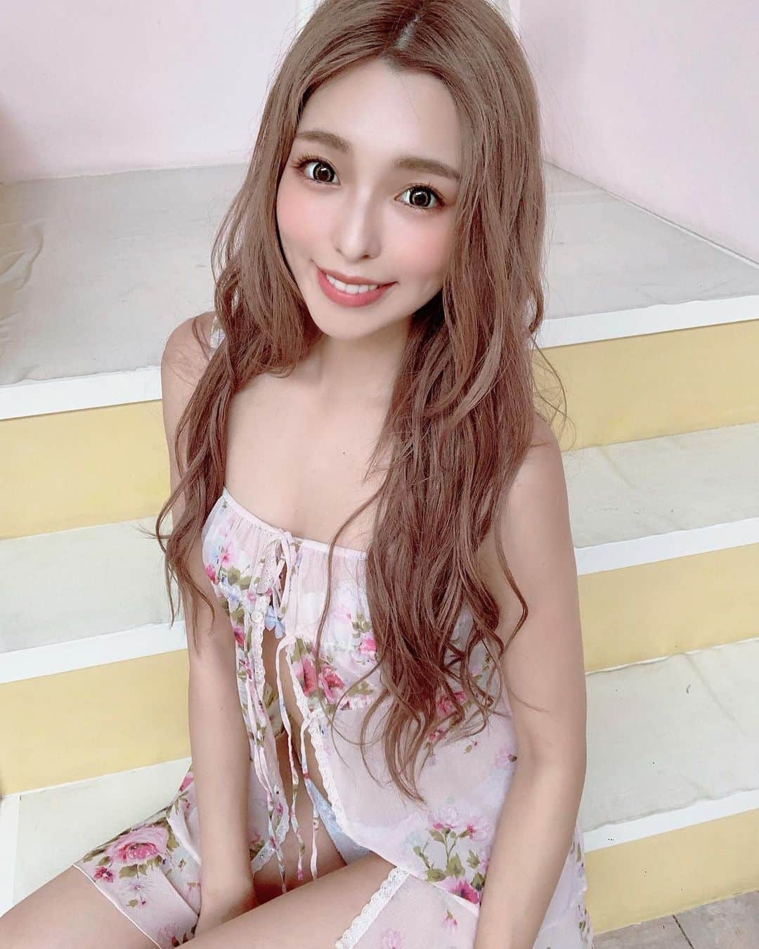 Hitomiのインスタグラム：「❤︎  デジタルフォト写真集の もう一つの衣装かんわいい🥰💗 寝る時こういうパジャマとか着たい理想。笑 デジタルフォト写真集はInstagramの TOPのリンクからGETできるよ☺️🌈  卒業まであと11日だね🥺💕  #cyberjapan #サイバージャパン　#写真集　#ソロ写真集　#デジタル写真集　#撮影　#naturalmakeup #bikini  #水着　#夏　#summer　#makeup」