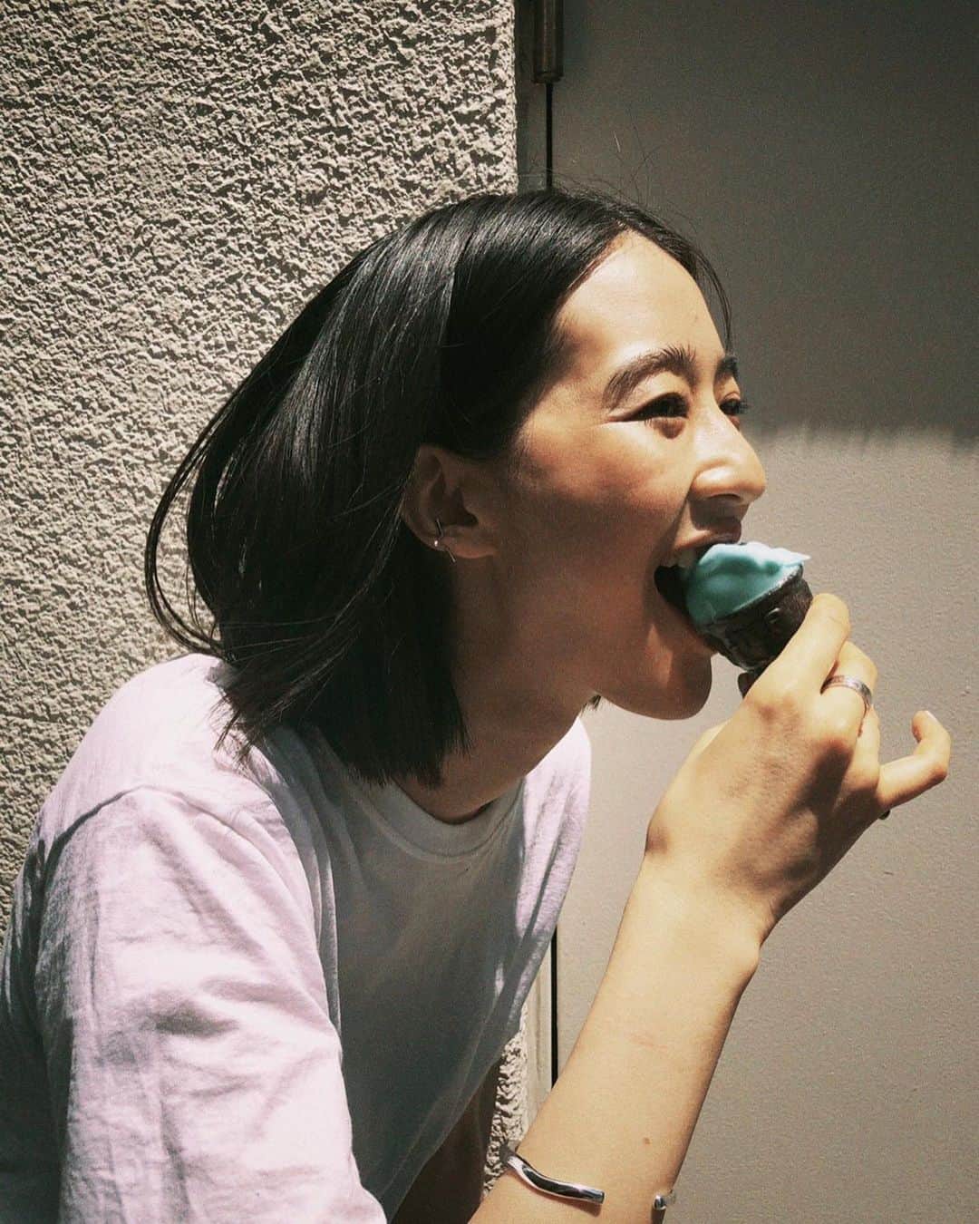 青野楓のインスタグラム：「少し前にお友達に写真を撮ってもらったときの。照りっ照りな太陽🌞でアイスが瞬時に溶けました。手もべとべと。 でもこれも夏の思い出になりました。  窓開けて、外の匂い嗅いでみて🪟 夏の夜の匂いがします🎐私は季節の匂いが大好きです。夜ごはん食べに行ったり飲みに行ったりしたかったけど今年の夏も我慢だね。だから窓から匂ってみてね。寝るときは窓閉めるんだよ！  おやすみなさい😴🌙💤  photo @mrkmmi0813」