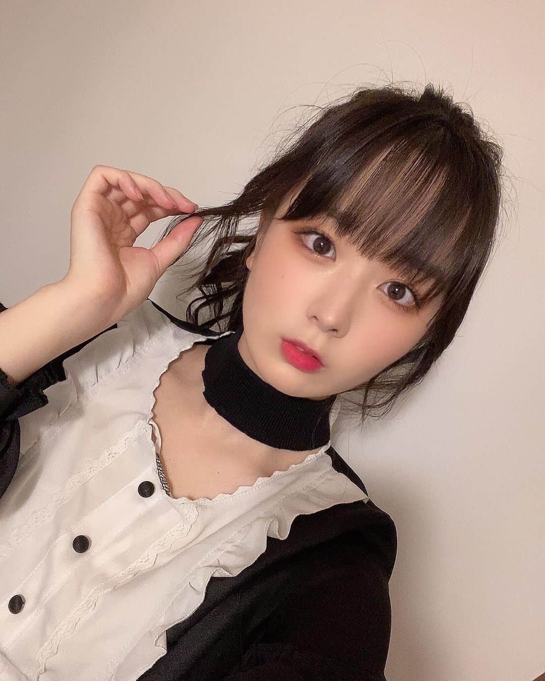 高田もものインスタグラム：「. 撮影したよう🎥 . かしこ . #高田もも #かしこってなに #かしこ #instagood #instagram #ポニーテール #blackoutfit #ワンピース #チョーカー #チョーカーネックレス #ポニーテールアレンジ」