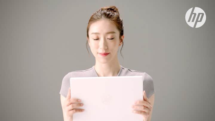 Ruuのインスタグラム：「@hp_japan Pavilion Aero 13 WEB CM 公開されました💛💗💜💚💙 ・ とにかく軽くて、パソコンを持ち歩く私も苦にならない! 持ち運びしやすくデザインも可愛い新製品💻💕 ・ 皆様がとっても素敵で楽しい現場でした！☺️ ・」