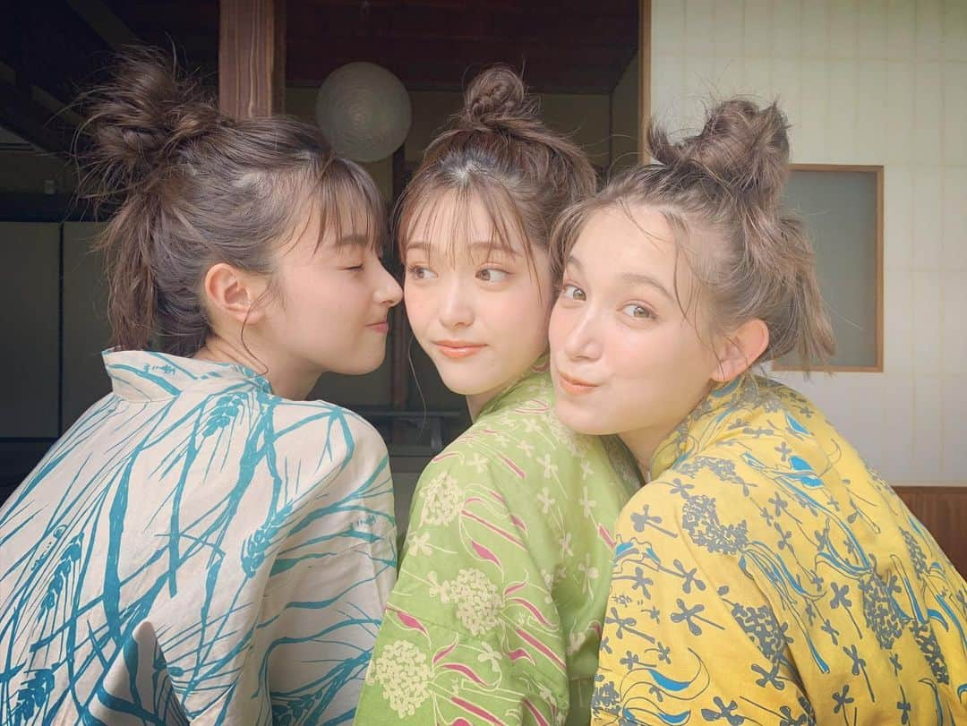 宮本茉由さんのインスタグラム写真 - (宮本茉由Instagram)「本日、CanCam 10月号発売😚  まちゅの卒業号です。 中ページのインタビューでも話してるんだけど、 CanCamに入ってまだ右も左もわからない時に一緒にご飯に行こうって言ってくれて(本人は覚えていませんでした笑)それがすごく嬉しくて、今でも覚えてるんだ〜！ トラとまちゅと3人で話した思い出やこれからのことをたくさんお話ししてるのでぜひみてねっ  おまつさん本当に卒業おめでとう🌸ずーっとだいすきやでぇ🤤❤️  #cancam  #トラウデン直美 さん #松村沙友理 さん」8月20日 12時47分 - mayu_miyamoto_official