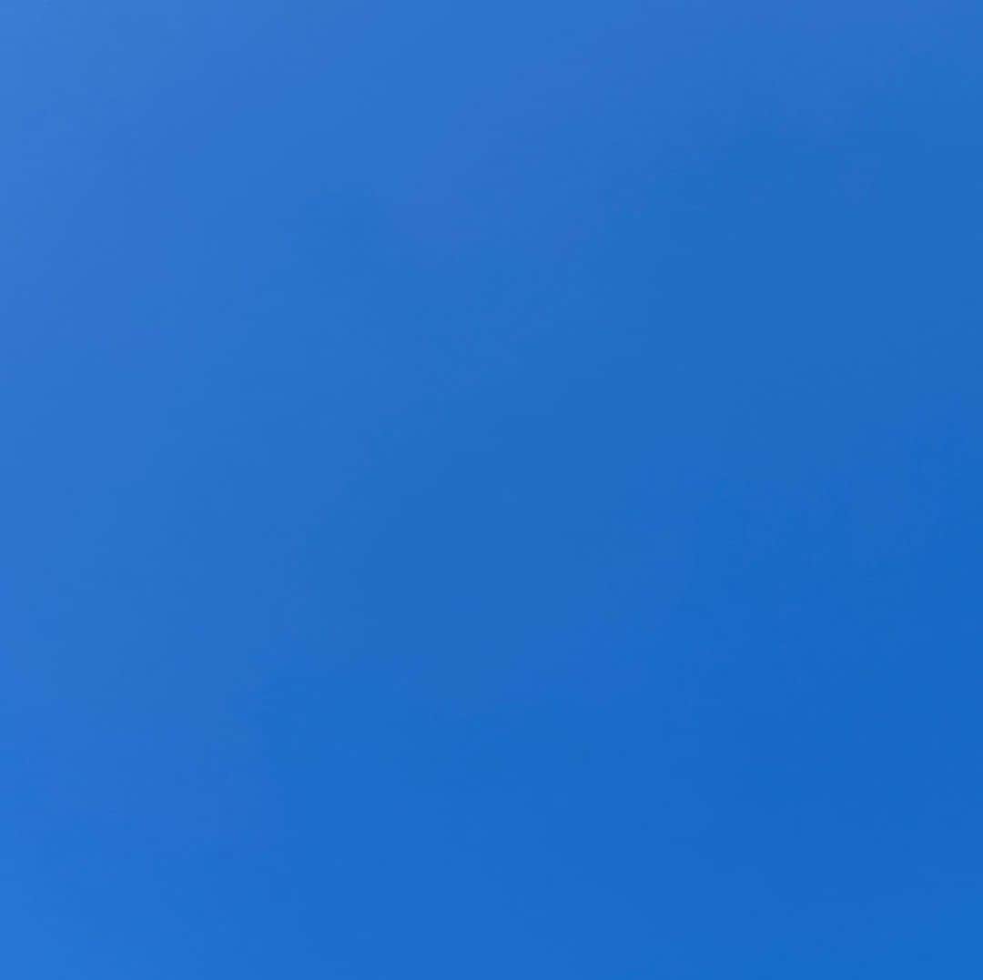 生稲晃子さんのインスタグラム写真 - (生稲晃子Instagram)「Instagram写真を間違えたり失敗したわけではありません😁 今日の東京の空です☀️ 洗濯を干そうと外に出て、空を見上げた時ビックリしました‼️ 雲がひとつもない青空で…💙 空である証拠として、雲が写ってる写真も撮りましたが、雲を探しちゃったくらいでした☺️  #雲ひとつない青空  #生稲晃子」8月20日 13時03分 - akiko__ikuina