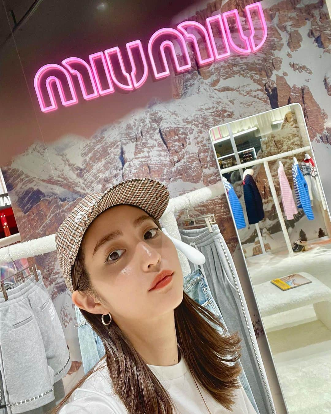 堀田茜さんのインスタグラム写真 - (堀田茜Instagram)「miumiu mountain club shinjuku isetan pop up store⛰⛰⛰ 雪山みたいな白い世界の店内にトキメキがとまらなかった🤤 8/24までやってるみたいですよん。  #miumiumountainclub」8月20日 14時20分 - akanehotta