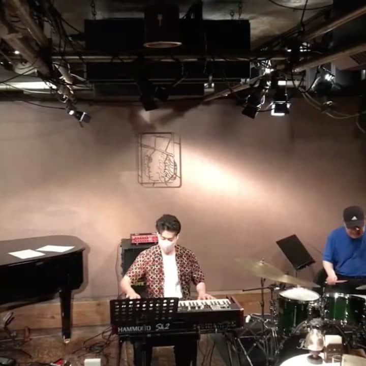 鈴木央紹のインスタグラム：「昨日のボディ、楽しかった！ 南青山店での最後の演奏を少し。 9月は蕨、札幌、旭川！ 10月は横浜ジャズプロムナード！ #宮川純 #原大力 #鈴木央紹 #オルガントリオ #ボディアンドソウル #alongcamebetty」