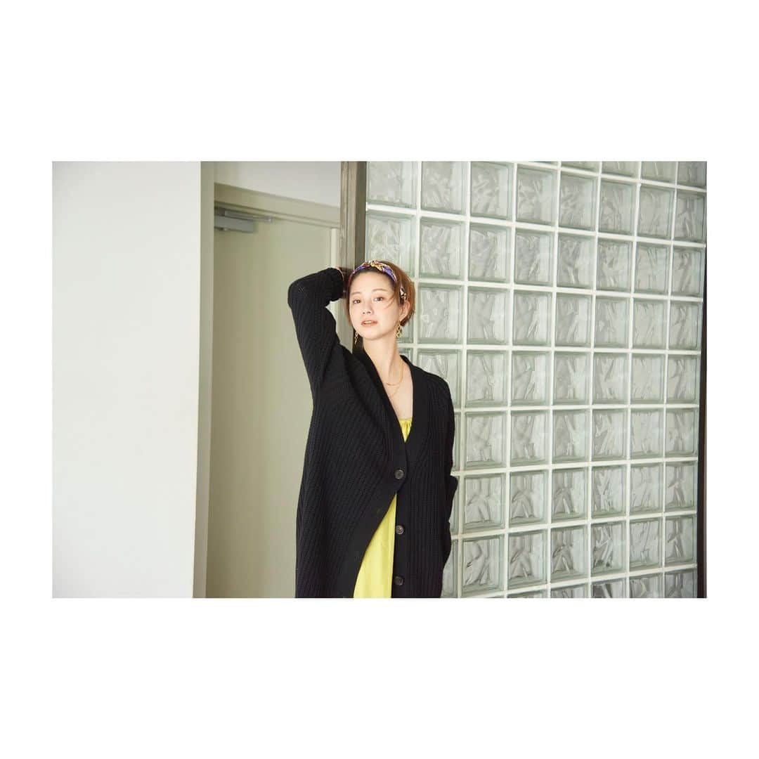 田中美保のインスタグラム：「大好きなブランド"Ticca"さんと コラボした黒のロングカーディガン🖤 本当に理想のものができました🖤  詳しくは特集記事がアップされているサイト「AT THE VOICE」 を読んでみてください🖤  TICCA @ticca_tokyo #ticca  manipuri @manipuri_jp #manipuri @pasand_by_nequittezpas」