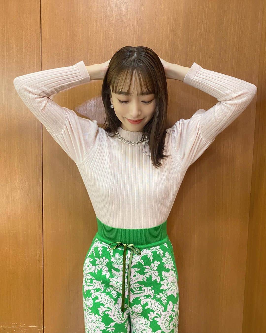 近藤千尋のインスタグラム：「今日のラヴィット衣装は ピンクとグリーンでした❣️☺︎ ニットパンツって 体のラインが出るから、 歩く時はお腹引っ込ませてました。笑  清楚っぽくストレートヘア😇笑  ウェア @leurlogetteofficial  アクセサリー @asamifujikawa  シューズ @dianashoespress」