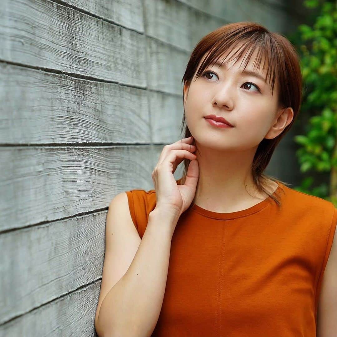 伊藤千晃のインスタグラム：「マキアージュ"マスクにつきにくいジェリーBB"から、 なんと、カバータイプが8/21に新登場‼️  ということで早速使わせていただきました👏  このシリーズは大好評だから使う前から私もワクワク🥰  使用感は薄づきで肌馴染み良し👍だけど隠したいところもちゃんとカバーしてくれます！！  しかもちゃんと"ツヤ"がある肌に👏  さらに、今大事な“マスクにつきにくい”を両立してくれているから大満足なアイテムでした😊❤️  2色展開してるから自分に合う色を探してみてね！！  @maquillage_jp  #マキアージュ  #カバージェリーBB  #提供  #マスクメイク  #BBクリーム」