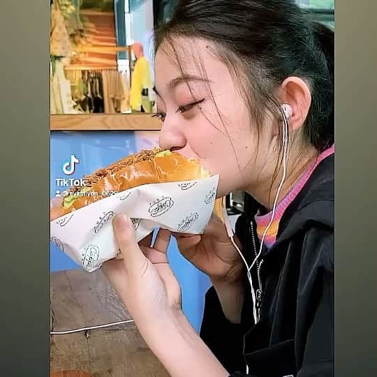 のインスタグラム：「アボカドとサルサソースのコッペパンを食べながらの配信でした🥖 食レポ配信どうでしたか？  #OFFICENOIR #アヤミ #コッペパン #ティーンズモデル  #07 #福岡モデル事務所 #タレント #少女 #おしゃれ」