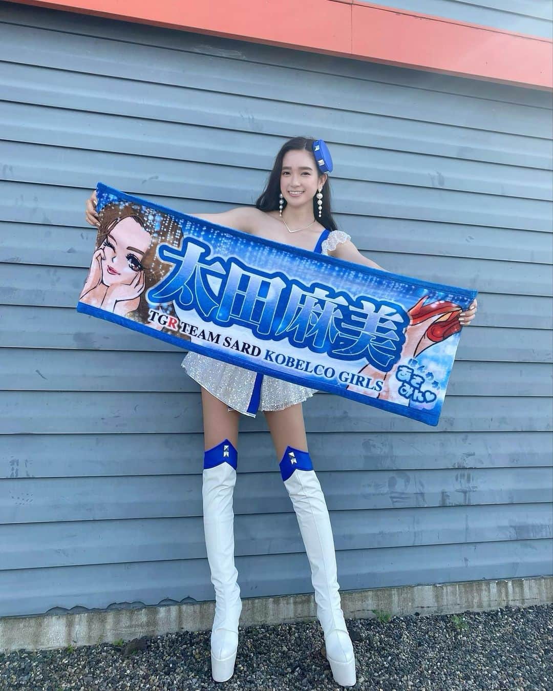 太田麻美のインスタグラム：「ファンの方から頂いたタオル💙 有り難うございます✨ いつもサーキットで掲げてくれて嬉しいです☺️ 明日からは、SUPER GT Rd,3鈴鹿🏁 39号車TGR TEAM SARDの応援宜しくお願いします💙🤍  #supergt #racequeen #rq #costume  #tgrteamsard #kobelco #kobelcogirls #スーパーgt #レースクイーン #コベルコガールズ #コスチューム #夏コス」