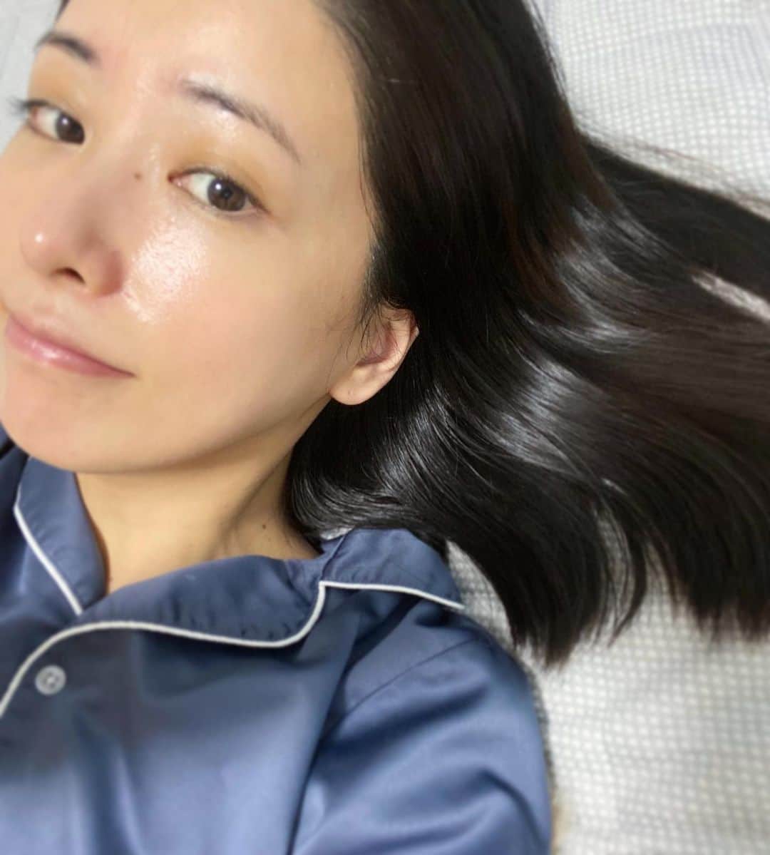 神室舞衣のインスタグラム：「去年は今頃ファスティングをしてたらしいですね。 インスタに保存したままになってる写真ありました。 この時は酵素ドリンクでファスティングして髪が艶々になったんだよね🤔 顔の赤みは相変わらず出ちゃうんだけど。この頃は年齢的に肌質の変わり目だったのか何しても毛穴がうまくいかない時期で参ってたな。笑  今年は体力も無くなってきたし、 明日から筋トレ頑張るぞー！！ とにかく腹筋をだな。。  一緒に頑張ろうよ？」