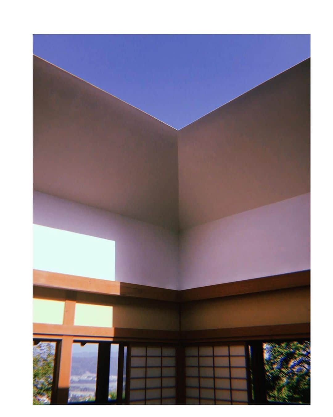 吉岡里帆さんのインスタグラム写真 - (吉岡里帆Instagram)「この建築物の未来予想感… 3年前は気付かなかった。  外に出ずに外を感じられる。  新潟県「光の館」  #建築　#ジェームズタレル」8月20日 16時27分 - riho_yoshioka