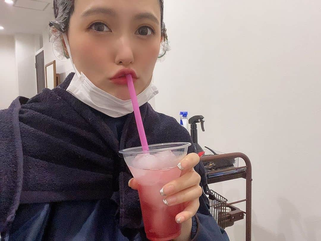 三島ゆかりさんのインスタグラム写真 - (三島ゆかりInstagram)「ストレート派？(1枚目) 巻き髪派？(2枚目) 私は自分でこんなかわいく巻けないからこの写真やったら巻き髪派🥴💖  私のイメージ、真面目な男の人はストレートが好きで、ちょっと遊び人の男の人は巻き髪が好き😂❤️ こんなん言ったらどっちがいいか答えにくいかwww そして女の子は巻き髪が好き❣️ 久々に美容室でガッツリ巻いてもらって、サロンモデルをしょっちゅうやってた若かりし頃を思い出したわ💇‍♀️✨  オーナーの篠田さんは独立されて今月お店をオープンしたばかりだそうで、奥様もマツエクするアイリストとしていらっしゃって、夫婦でお店されてるの素敵だな〜と思いました🥰  てかドリンク何がいいですか？と聞いてくださって、ザクロ酢あるとかびっくり嬉しかったんですけど😳💕 さらにおやつまで出してくれて、、神🥺✨ ちんすこう久々にいただきました〜美味しかった😋🙏 今度は3時のおやつに合わせて行こ←ちがうか〜  #髪質改善トリートメント #髪質改善サロン #梅田サロン #ストレートヘア #巻き髪 #三島ゆかり #ゆかりんご #かわいい #夫婦で経営 #美容師 #アイリスト #素敵なご夫婦 #ザクロ酢ソーダ #ちんすこう #美味しかった #ありがとうございます #サロンモデル #懐かしい思い出 #instagood #hairstyle #followｍe」8月20日 17時02分 - apple340