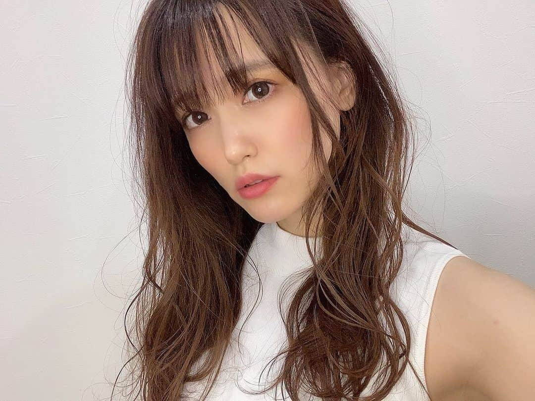 三島ゆかりさんのインスタグラム写真 - (三島ゆかりInstagram)「ストレート派？(1枚目) 巻き髪派？(2枚目) 私は自分でこんなかわいく巻けないからこの写真やったら巻き髪派🥴💖  私のイメージ、真面目な男の人はストレートが好きで、ちょっと遊び人の男の人は巻き髪が好き😂❤️ こんなん言ったらどっちがいいか答えにくいかwww そして女の子は巻き髪が好き❣️ 久々に美容室でガッツリ巻いてもらって、サロンモデルをしょっちゅうやってた若かりし頃を思い出したわ💇‍♀️✨  オーナーの篠田さんは独立されて今月お店をオープンしたばかりだそうで、奥様もマツエクするアイリストとしていらっしゃって、夫婦でお店されてるの素敵だな〜と思いました🥰  てかドリンク何がいいですか？と聞いてくださって、ザクロ酢あるとかびっくり嬉しかったんですけど😳💕 さらにおやつまで出してくれて、、神🥺✨ ちんすこう久々にいただきました〜美味しかった😋🙏 今度は3時のおやつに合わせて行こ←ちがうか〜  #髪質改善トリートメント #髪質改善サロン #梅田サロン #ストレートヘア #巻き髪 #三島ゆかり #ゆかりんご #かわいい #夫婦で経営 #美容師 #アイリスト #素敵なご夫婦 #ザクロ酢ソーダ #ちんすこう #美味しかった #ありがとうございます #サロンモデル #懐かしい思い出 #instagood #hairstyle #followｍe」8月20日 17時02分 - apple340