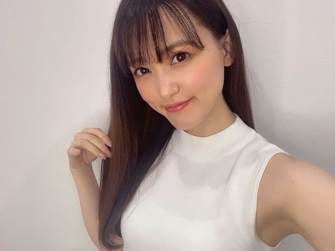 三島ゆかりさんのインスタグラム写真 - (三島ゆかりInstagram)「ストレート派？(1枚目) 巻き髪派？(2枚目) 私は自分でこんなかわいく巻けないからこの写真やったら巻き髪派🥴💖  私のイメージ、真面目な男の人はストレートが好きで、ちょっと遊び人の男の人は巻き髪が好き😂❤️ こんなん言ったらどっちがいいか答えにくいかwww そして女の子は巻き髪が好き❣️ 久々に美容室でガッツリ巻いてもらって、サロンモデルをしょっちゅうやってた若かりし頃を思い出したわ💇‍♀️✨  オーナーの篠田さんは独立されて今月お店をオープンしたばかりだそうで、奥様もマツエクするアイリストとしていらっしゃって、夫婦でお店されてるの素敵だな〜と思いました🥰  てかドリンク何がいいですか？と聞いてくださって、ザクロ酢あるとかびっくり嬉しかったんですけど😳💕 さらにおやつまで出してくれて、、神🥺✨ ちんすこう久々にいただきました〜美味しかった😋🙏 今度は3時のおやつに合わせて行こ←ちがうか〜  #髪質改善トリートメント #髪質改善サロン #梅田サロン #ストレートヘア #巻き髪 #三島ゆかり #ゆかりんご #かわいい #夫婦で経営 #美容師 #アイリスト #素敵なご夫婦 #ザクロ酢ソーダ #ちんすこう #美味しかった #ありがとうございます #サロンモデル #懐かしい思い出 #instagood #hairstyle #followｍe」8月20日 17時02分 - apple340