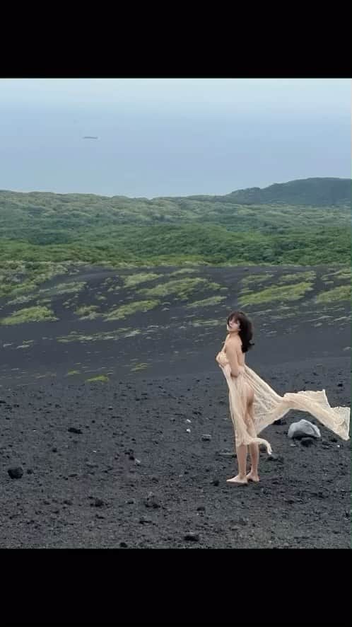 わちみなみのインスタグラム：「【8月31日発売　2nd写真集　WM】 ⁡  日本で唯一の砂漠だそうです。 風がすごくって、岩がゴツゴツしていて、とにかく険しかったです🐾🪨  🪞ネットサイン会 8月31日　19時〜 https://muvus.jp/muvus/cmdtyList.php?cat=dx3RZCxBxWci ⁡ 🪞予約こちらから https://www.amazon.co.jp/dp/4334902758/ref=mp_s_a_1_7?dchild=1&keywords=%E3%82%8F%E3%81%A1%E3%81%BF%E3%81%AA%E3%81%BF&qid=1622516934&sr=8-7  #伊豆大島　#裏砂漠 #わちみなみ　#砂漠　#desertshoot #グラビア　#写真集」