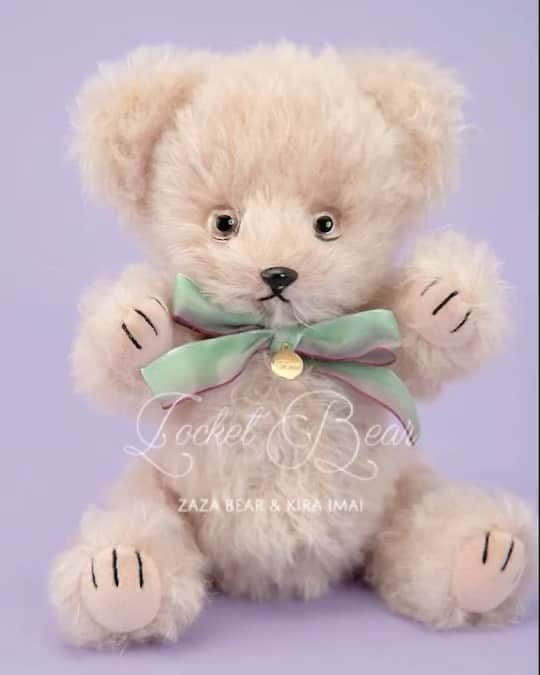 今井キラのインスタグラム：「Zaza Bear × Kira Imai Collabo Bear "Locket Bear" ⁡ コラボベアが8/20の20時からZaza Bearさんのサイトで発売になります🧸 ⁡ 8/20は1体ずつの販売ですが、8月末にはオーダー受付もあるそうです。 詳細はZaza BearさんのTwitterをチェックしてくださいね🕊 @zazabear27」