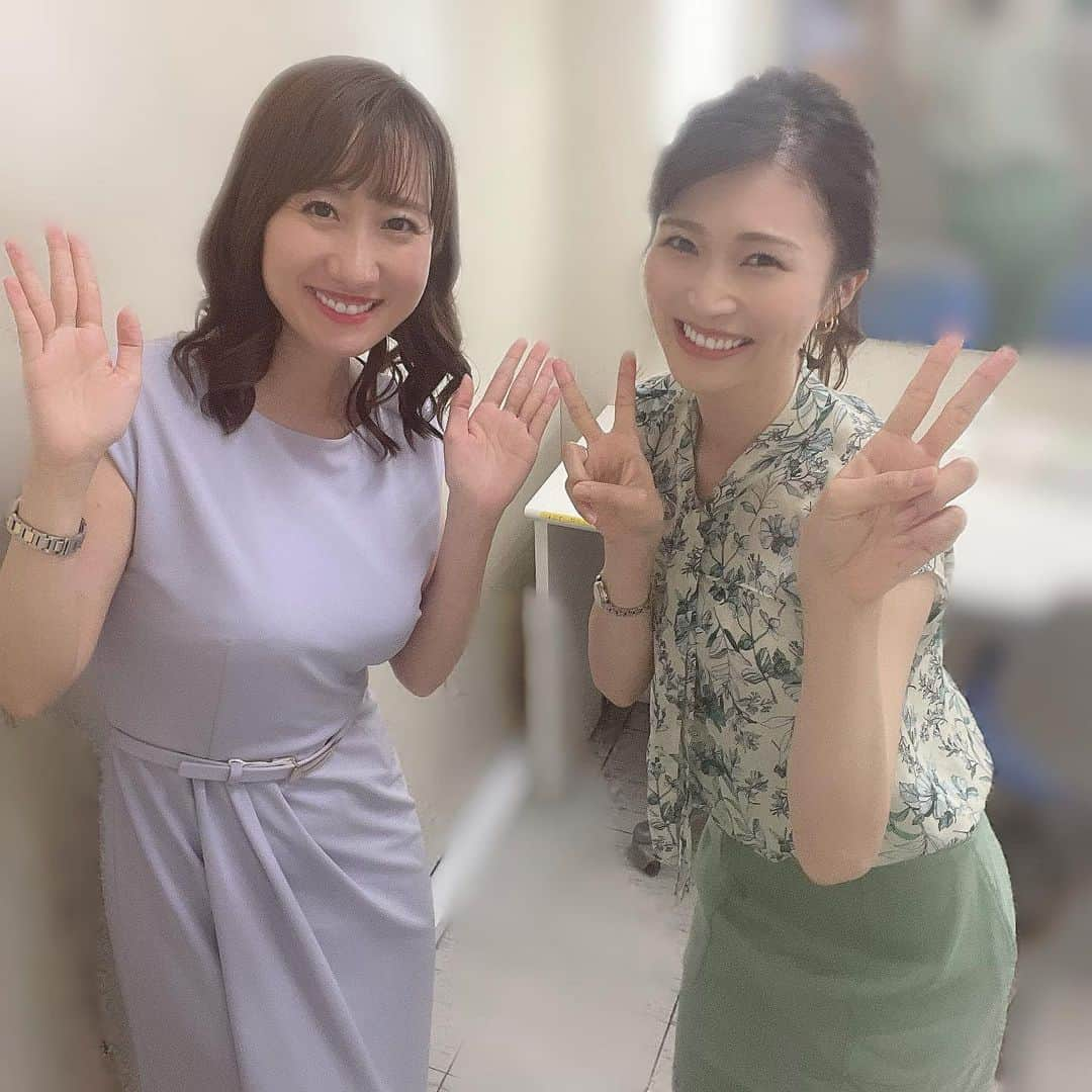 吉井明子さんのインスタグラム写真 - (吉井明子Instagram)「「夏だより＋ふるさと」🍉 ご覧頂きまして、ありがとうございました💗  当初の放送延期からの平日午前４時台という条件の中、観て頂いた皆さまには心より感謝です✨  ろみあき（ひろみ＆あきこ）コンビでお伝えした「夏だより＋ふるさと」☺️愛すべき妹♡岡ちゃんは、キュートで愛くるしさ全開ながら、今回はキャスターの先輩として頼もしく引っ張ってくれました😌✨　  いつもの気象情報とは違う気付きがたくさんありました✨またこうした機会があったら嬉しいです🌈  ✨写真を撮るときだけ、静かに照れながらマスクを外しました✨  #久しぶりの #ろみあき #岡裕美 ちゃん #フリーアナウンサー #アナウンサー #キャスター #夏だより #ふるさと #夏だよりプラスふるさと #8月20日 #気象予報士 #気象キャスター #weatherforecaster #기상캐스터　#氣象主播 #吉井明子 #nhk総合」8月20日 18時14分 - akiko_yoshii_sunny_rain