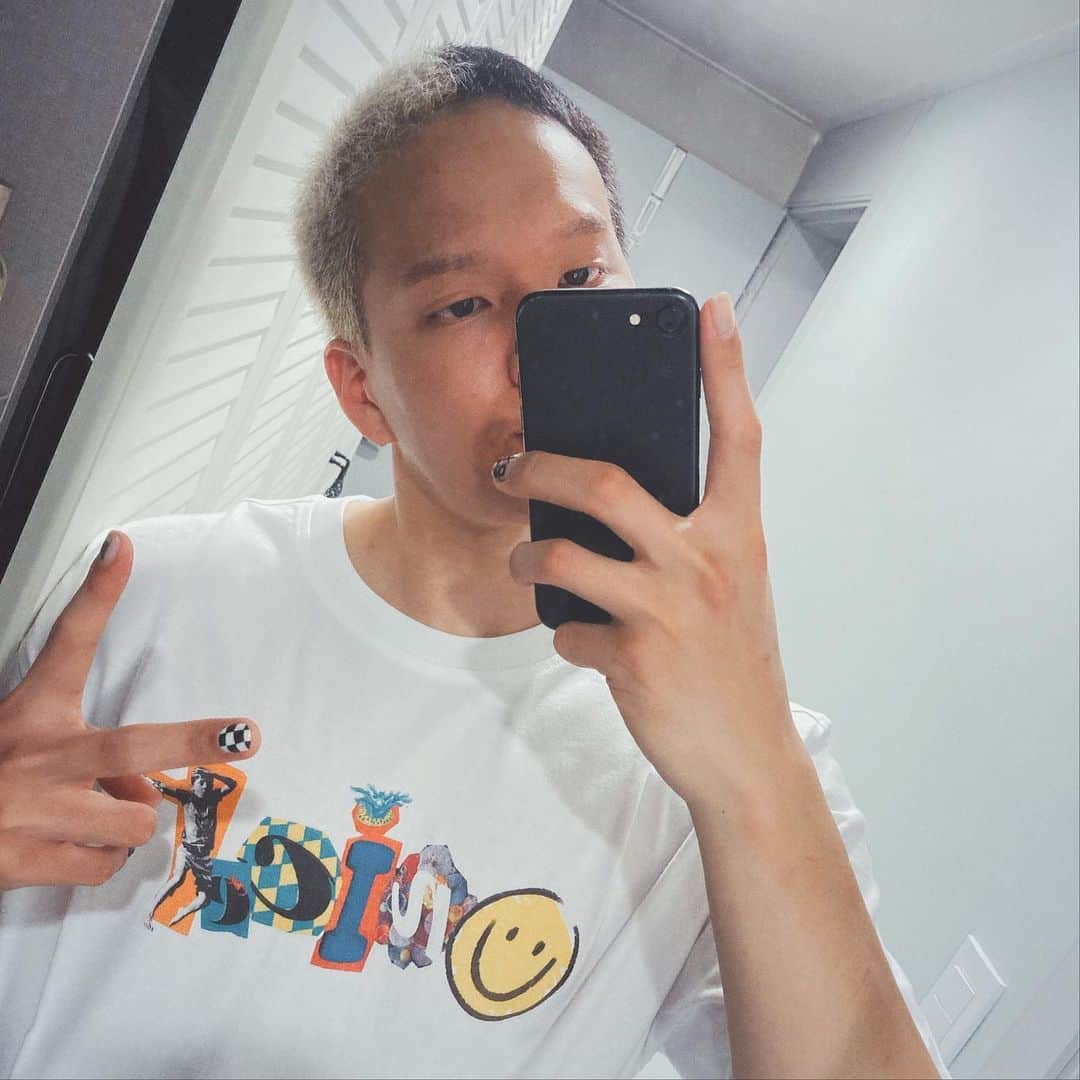 プニエル のインスタグラム：「Wasn’t expecting anything in the mail but… Surprise package from @dpr_official thanks for the shirt and album! @dprlive @dprrem @dprian ! Doing awesome things with @unicef_kr  택배 시킨게 없는데 와가지고 확인 하니까 @dpr_official 이 보내준 서프라이즈 택배! 티랑 앨범 감사! 이번에 @unicef_kr 콜라보 해서 좋은 일 하는거 멋짐!」