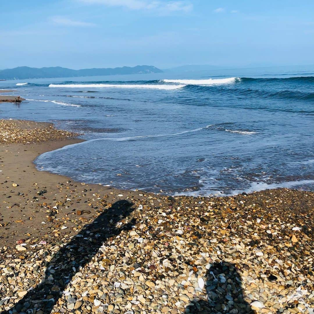 原日出子さんのインスタグラム写真 - (原日出子Instagram)「夕飯前に お散歩🚶‍♀️ 長万部の海岸へ。 誰もいない海… マスクを外して しばらく波の音と 潮風に身を任せて 深呼吸。 こんな時間を頂けて 感謝です💖 世界中の人に ありがとう〜って 叫びたいくらい 幸せな時間でした😊 明日の公演も 頑張ります❣️  #芝居の旅 #北海道公演 #長万部 #誰もいない海 #散歩 #幸せな時間 #毎日を楽しく #ありがとう」8月20日 18時22分 - hara_hideko