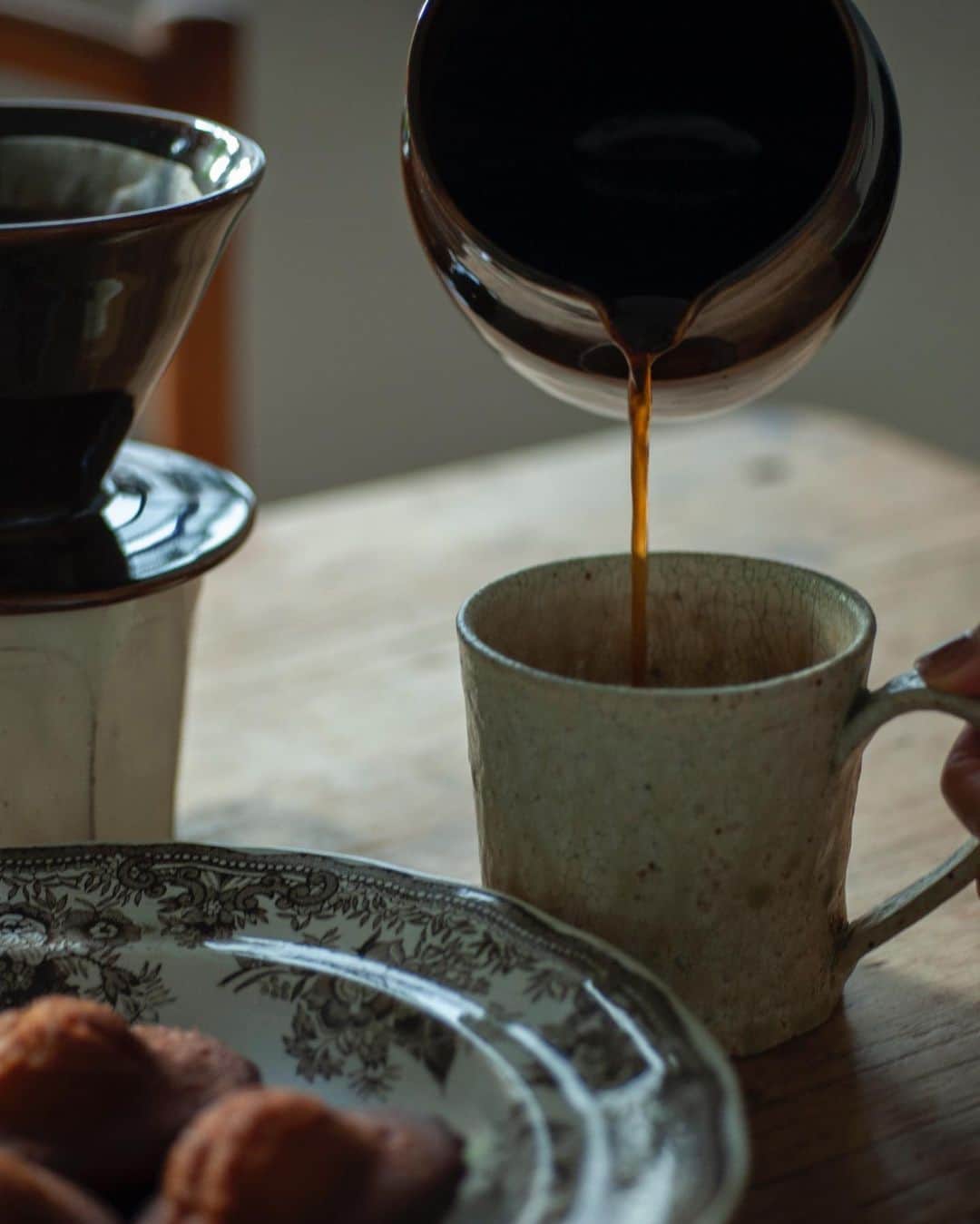 masakiさんのインスタグラム写真 - (masakiInstagram)「fri.20 Aug.2021 番長とコーヒータイム♡ コーヒーをおいしくしてくれる ドリッパー&サーバーは、こっくりした飴釉を @utsuwa365 さんに特別にオーダーしたもの。 コーヒー豆は @wifeandhusband_kyoichi にブレンド していただいた「Kitchen」で。 Latte T-shたちに続いて、コーヒー豆の小紋柄を オリジナルテキスタイルで作って、 ボウタイブラウスとワンピースに仕立てました♡ ステキだぞー  @hugowar_vintagechic  Online store / hugowar.jp New items arriving at 20:00.」8月20日 18時23分 - mogurapicassowols