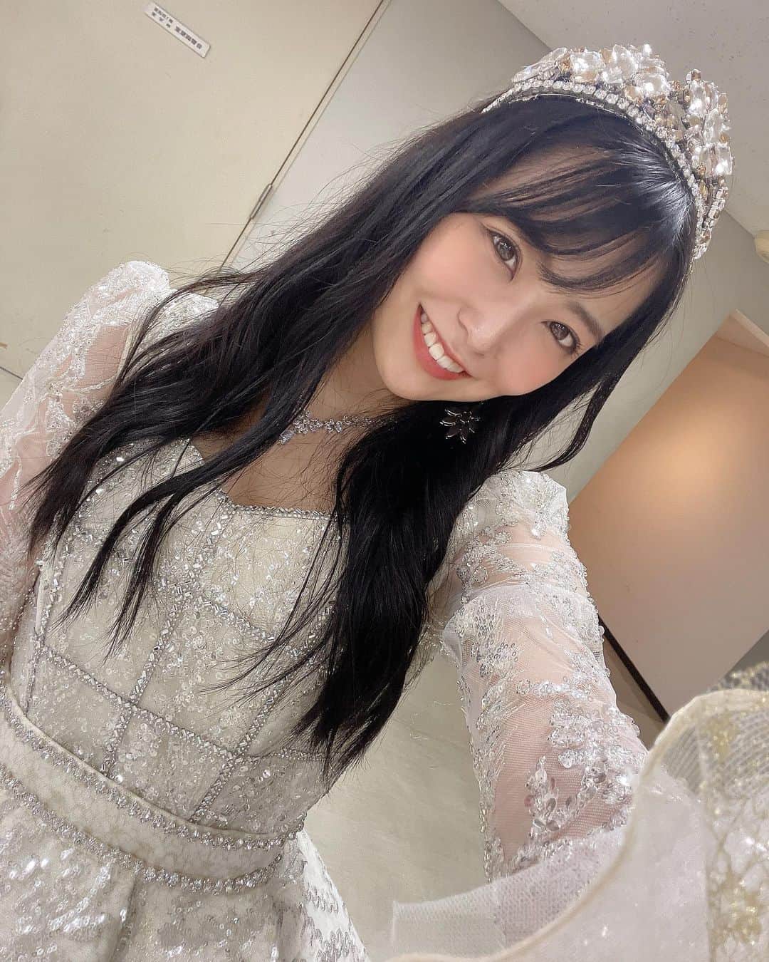 白間美瑠さんのインスタグラム写真 - (白間美瑠Instagram)「このドレス素敵👑👑 白色にしたんだぁ！！！ ・ 赤、とか、黒にしようと思ってたんどけど、、、白間の白にしたぜい😗」8月20日 18時36分 - shiro36run