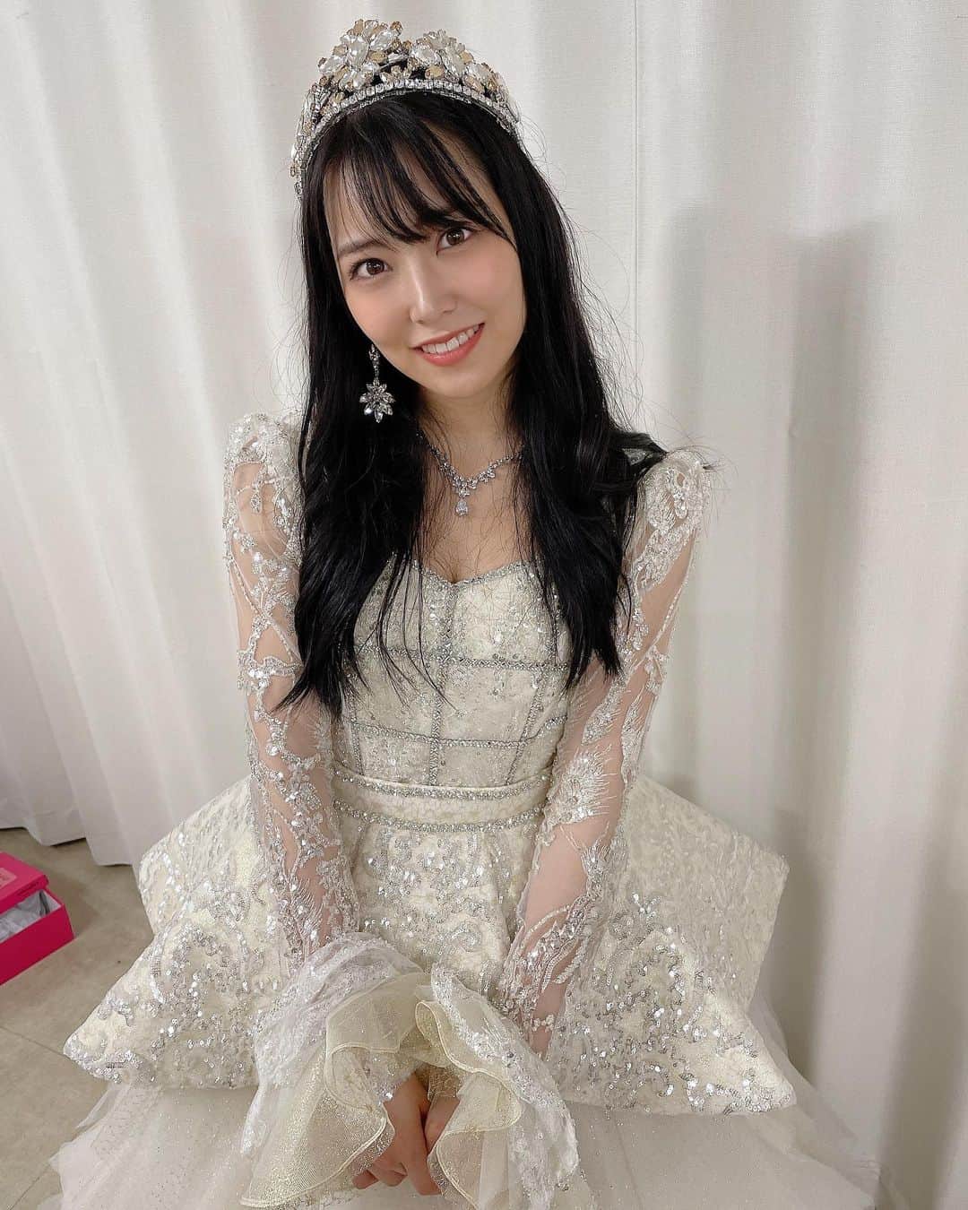 白間美瑠さんのインスタグラム写真 - (白間美瑠Instagram)「このドレス素敵👑👑 白色にしたんだぁ！！！ ・ 赤、とか、黒にしようと思ってたんどけど、、、白間の白にしたぜい😗」8月20日 18時36分 - shiro36run
