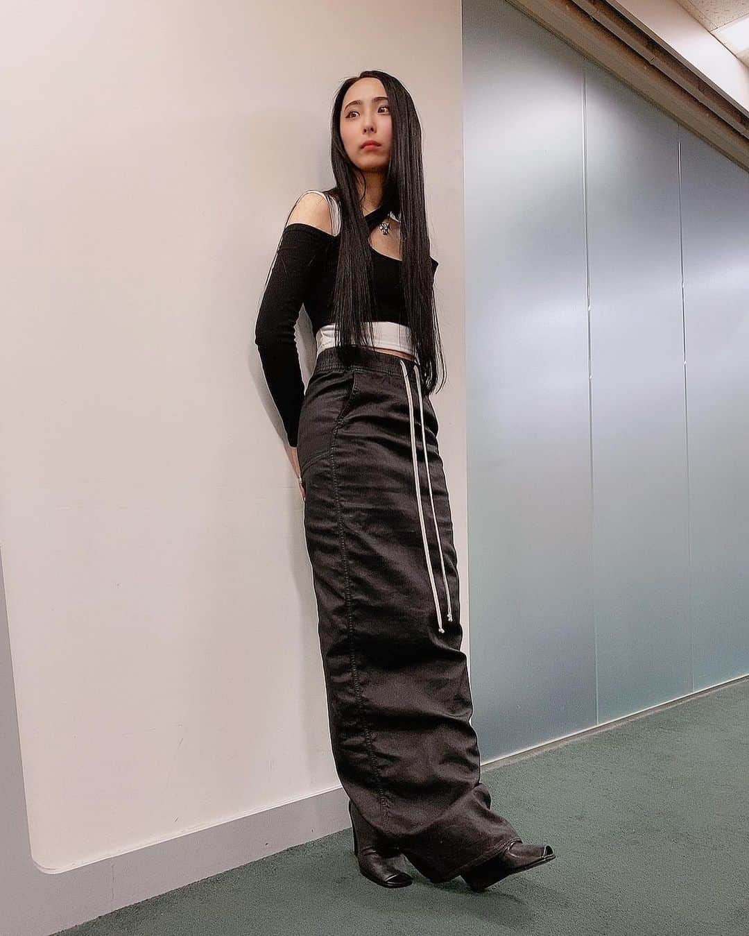 彩姫のインスタグラム：「☾ ⁡ ⁡ 3ヶ月くらい前の写真で、今更だけど。可愛いお洋服達を見てもらおう！ スカートとブーツが #rickowens トップスは海外通販だな。確か！ ⁡ ⁡ #bandmaid #saiki」