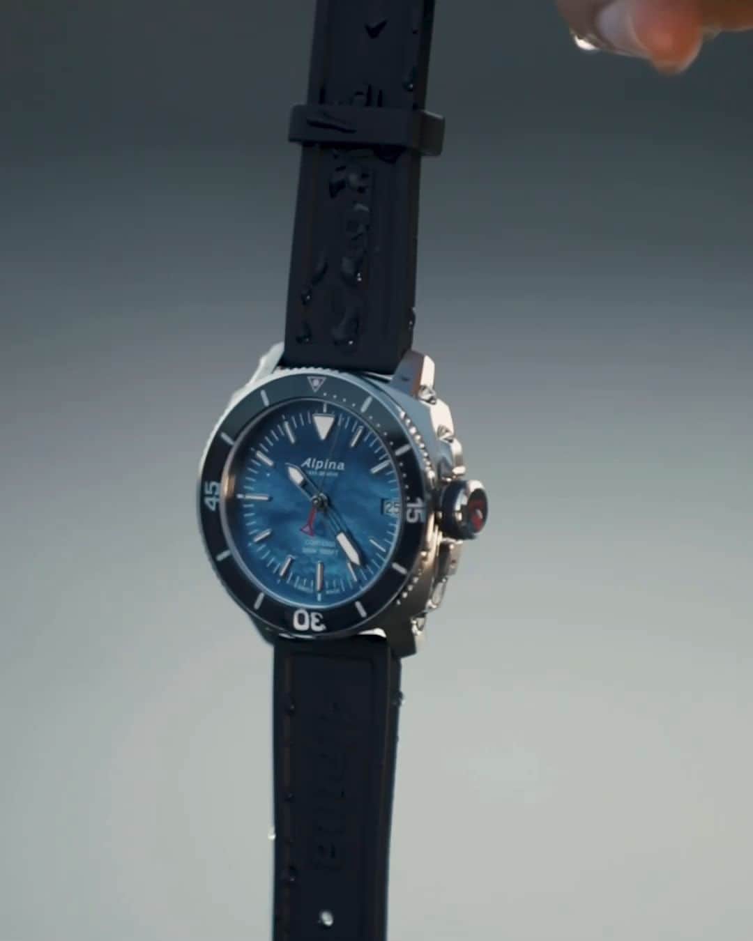 Alpina Watches Japanのインスタグラム：「優れた防水機能とスポーツウォッチらしからぬアナログデザインが存在感を放つ ㅤㅤㅤㅤㅤㅤㅤㅤㅤㅤㅤㅤㅤ バーインデックスが並ぶスタイリッシュなアナログダイヤルは、視認性とデザイン性を両立したシンプルさがアルピナらしい。水深300mにも耐えうる防水性能を誇るこちらは、アウトドアでの頼もしい相棒になってくれること間違いなし。旅行や出張先で役立つGMT機能付きなのも高ポイントです。 ㅤㅤㅤㅤㅤㅤㅤㅤㅤㅤㅤㅤㅤ 《シーストロング ダイバー300 GMT》 AL-247LNN4TV6 ¥88,000 (税込) クォーツ、30気圧防水、ラバーストラップ . . . . . . #Alpina #AlpinaWatchesJapan #swissmade #swisswatch #watch #wristwatch #sportwatch #outdoor #seastrong #diver #GMT #アルピナ #アルピナウォッチ #スイス時計 #時計 #腕時計 #スポーツウォッチ #アウトドア #時計好きな人と繋がりたい #シーストロング #ダイバー」