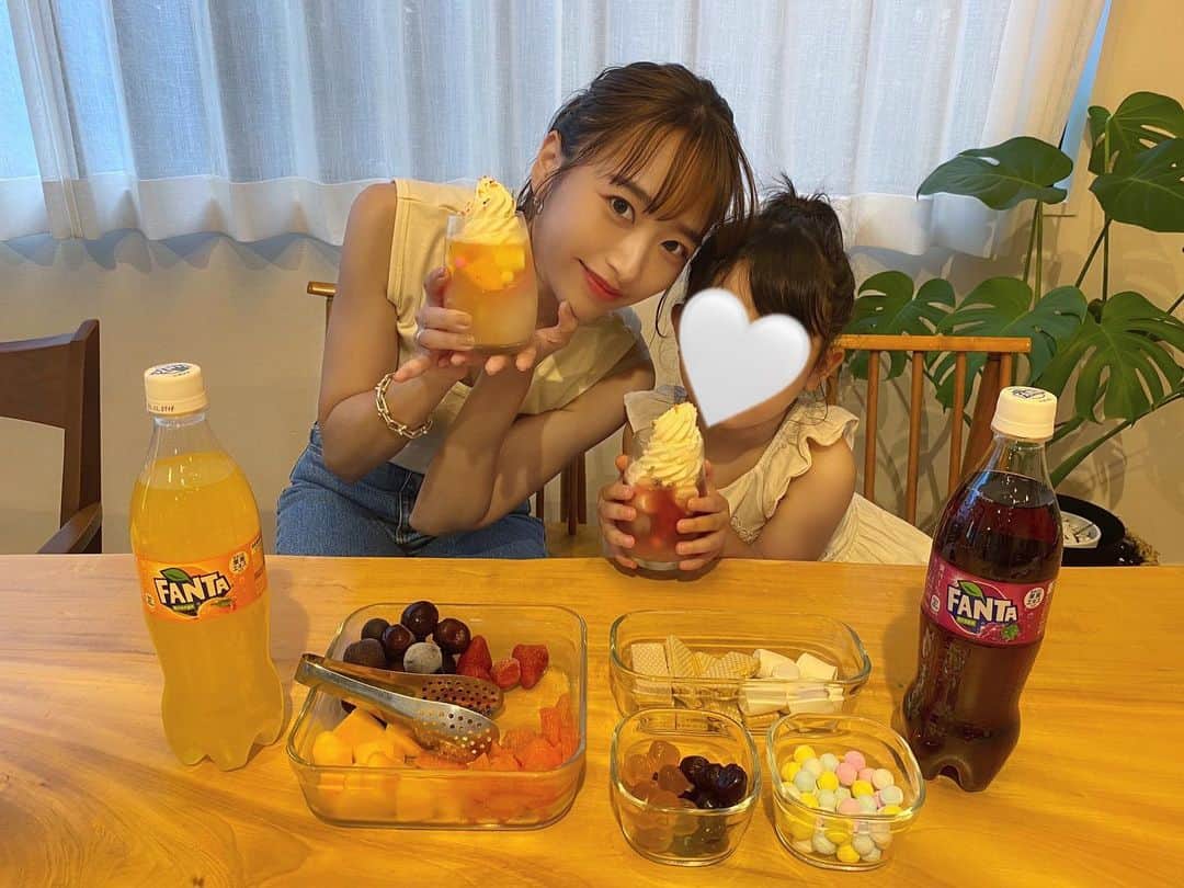 近藤千尋のインスタグラム：「今日は娘👧と一緒に ファンタに好きなフルーツ、 アイス、お菓子を入れて作る #ファンタミックス　に 挑戦しました🍊🍇   何入れたら可愛いかな❓ と考えてる姿が可愛かった💗 わたし🍊は冷凍マンゴーとイチゴと ラムネを入れてみました❣️ 娘🍇は冷凍チェリーとイチゴと 大好きなウエハースをさして チョコを散りばめて完成🍫   こりゃ楽しいし美味しいし最高！ みんなもお家で作ってみてね🌻   #pr #ファンタ #ファンタミックス #夏休み」
