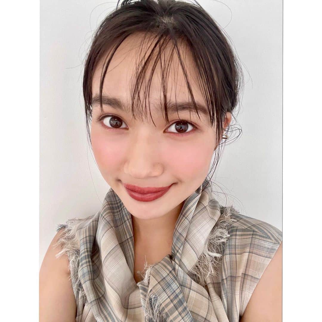 新井舞良のインスタグラム：「VOCE10月号、本日発売です💖  メイクとても可愛かったので近めで写真撮っちゃいました。 是非チェックしてみてください😻  The October edition of VOCE is out now. I love the makeup job they did for me, so I took some close-ups.」