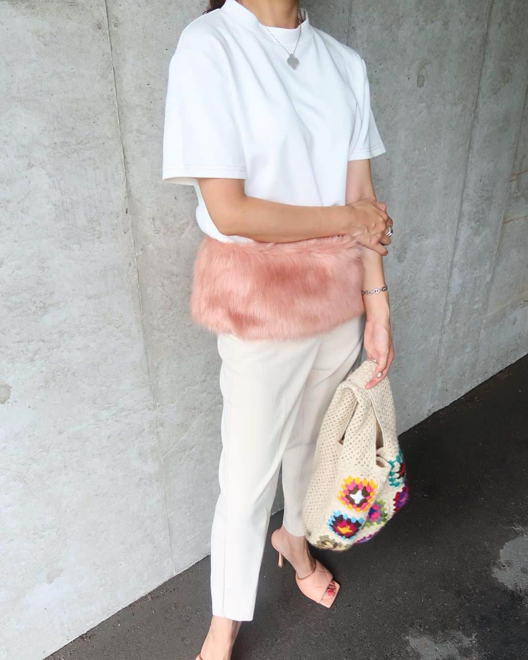 Mai Wakimizuのインスタグラム：「white.pink.beigeの優しいトーンでまとめたスタイリング♡理想とする"綺麗なママ"ってこんなイメージかも。笑 思わず触りたくなる上質なエコファーをドッキングした秋のTシャツ。上品な大人pinkに惚れて1番に決めた色なんです♡良く見ないと分からないけど、袖のステッチも同色pinkでさりげない拘り＼(^o^)／ #wakkinstyle#ママコーデ tops:#linkable @linkable_official」