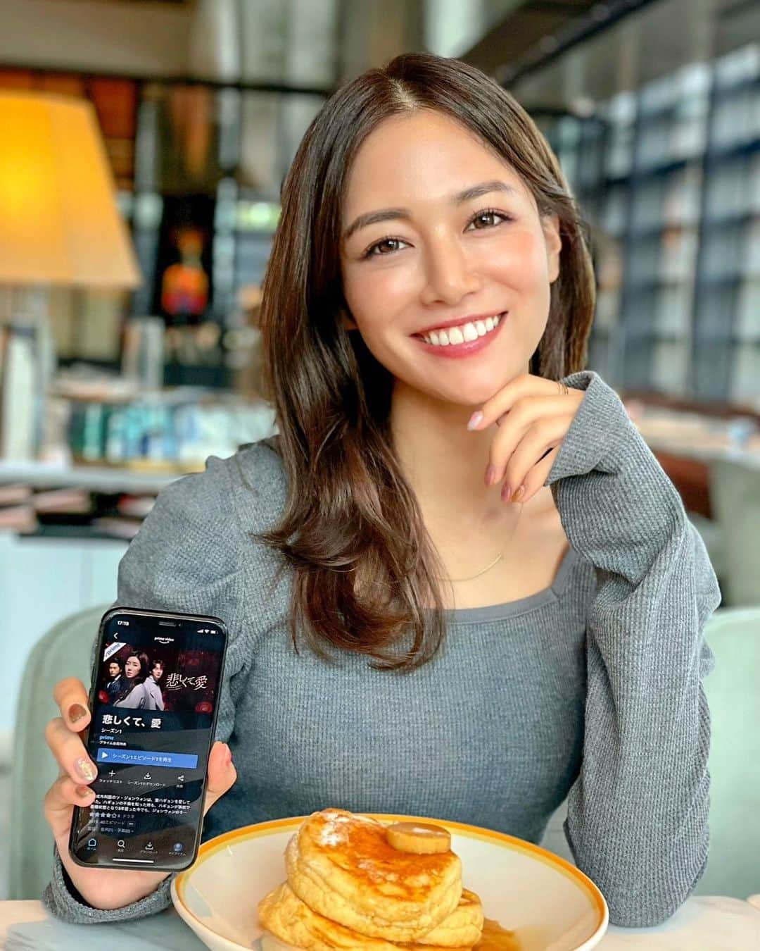 石井里奈さんのインスタグラム写真 - (石井里奈Instagram)「こんばんは❤️ . 今夜は好評の私のおすすめ韓国ドラマシリーズ🤗❤️ 韓国ドラマ本当大好きで寝る前いつも観てる🥺しかも全部続きが気になる展開でお盆も雨だったのでずっと観てたな〜🧡🇰🇷✨ . 今回紹介したいのもAmazon Prime Video（アマプラ）で独占配信されている韓国ドラマ「悲しくて、愛」✨ . なんとこれ、日本の野島伸司さんの脚本で田村正和さんと常盤貴子さんの共演作「美しい人」をリメイクした韓国ドラマ好きにはたまらないドロドロの愛憎劇🥺🤭❤️ . ということで今回そんな感じの表情作ってみました✌️笑 . 恋愛ドラマの王様と言われるチ・ヒョヌ、女優パク・ハンビョル出演🙆‍♀️ . とにかく怖い！(笑)色んな愛の形があるけど、この先どうなるのー！？な展開にひきこまれます！ 花言葉もキーワードになっていってロマンチック🌸でも日本の昼ドラのようなドロドロ感はあります🙆‍♀️ . 最近Amazon FireStickを4K用に変えてさらに綺麗にみえるようになったのでより楽しめてて最高❤️ . まだまだアマプラで韓流ドラマが続々配信されるみたいなのでまたおすすめ紹介するね🥺❤️ . みんなもアマプラでおうち時間を楽しんじゃおう💕観たらコメントに感想送ってね❤️ . @primevideojp  #슬플때사랑한다 #アマプラ #チヒョヌ #지현우 #Amazonプライム #韓流 #韓国ドラマ #パクハンビョル #박한별 #pr #韓ドラ #アマゾンプライムビデオ  #悲しくて愛 #韓国メイク #韓国ファッション #韓国ヘア #オルチャンヘア #オルチャンメイク #オルチャンファッション #韓国好き #韓流ドラマ #ドラマ好き #韓国語 #韓国アイドル #koreanfashion #koreangirl #おうち時間 #おうち時間を楽しむ #ホラー #amazonfirestick」8月20日 19時32分 - ri7tin1025