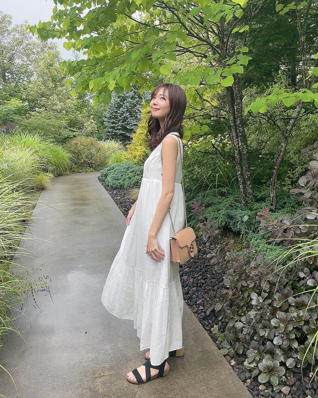 杉浦みずきのインスタグラム：「. いつもよりゆっくり歩きたくなるワンピース🤍 ゆらゆらさせていっぱい散歩したい ・ @m_maglie_le_cassetto_official #私服 #私服コーデ #夏服 #ワンピース #白ワンピ #ootd」
