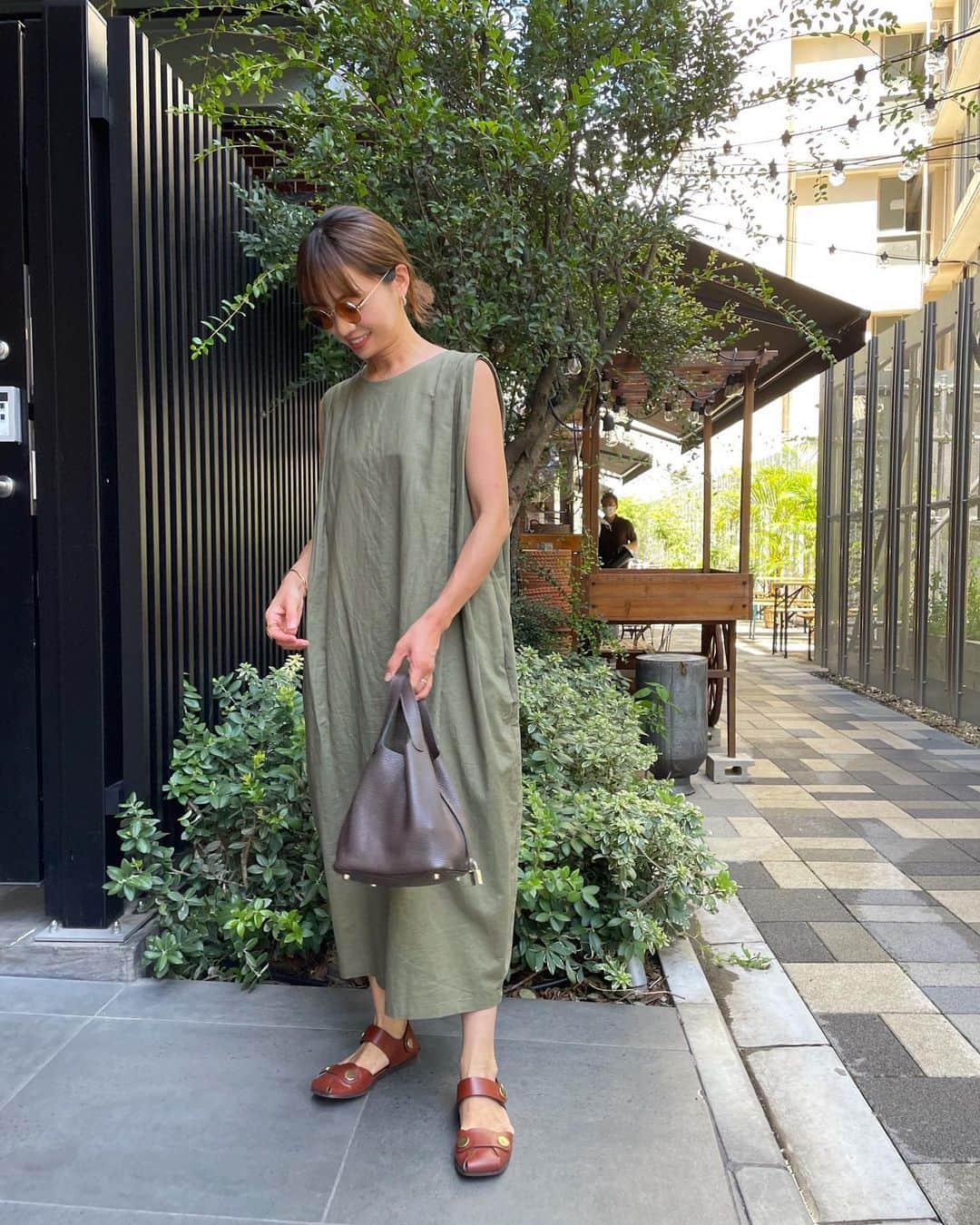 春名亜美さんのインスタグラム写真 - (春名亜美Instagram)「まだまだ暑いから、色から秋服始めてみました🐢  でもこのワンピにビーサンコーデもやっぱり可愛いよねー🩴 #今度しよっと ・ #ワンピース @room306contemporary  #sunglasses @resee.official  #bag @hermes  #shoes @stellamccartney  ・ ・ ・ #ママコーデ #ママコーディネート#hermes #room306contemporary #hermespicotin #stellamccartney」8月20日 19時36分 - amiharunaami