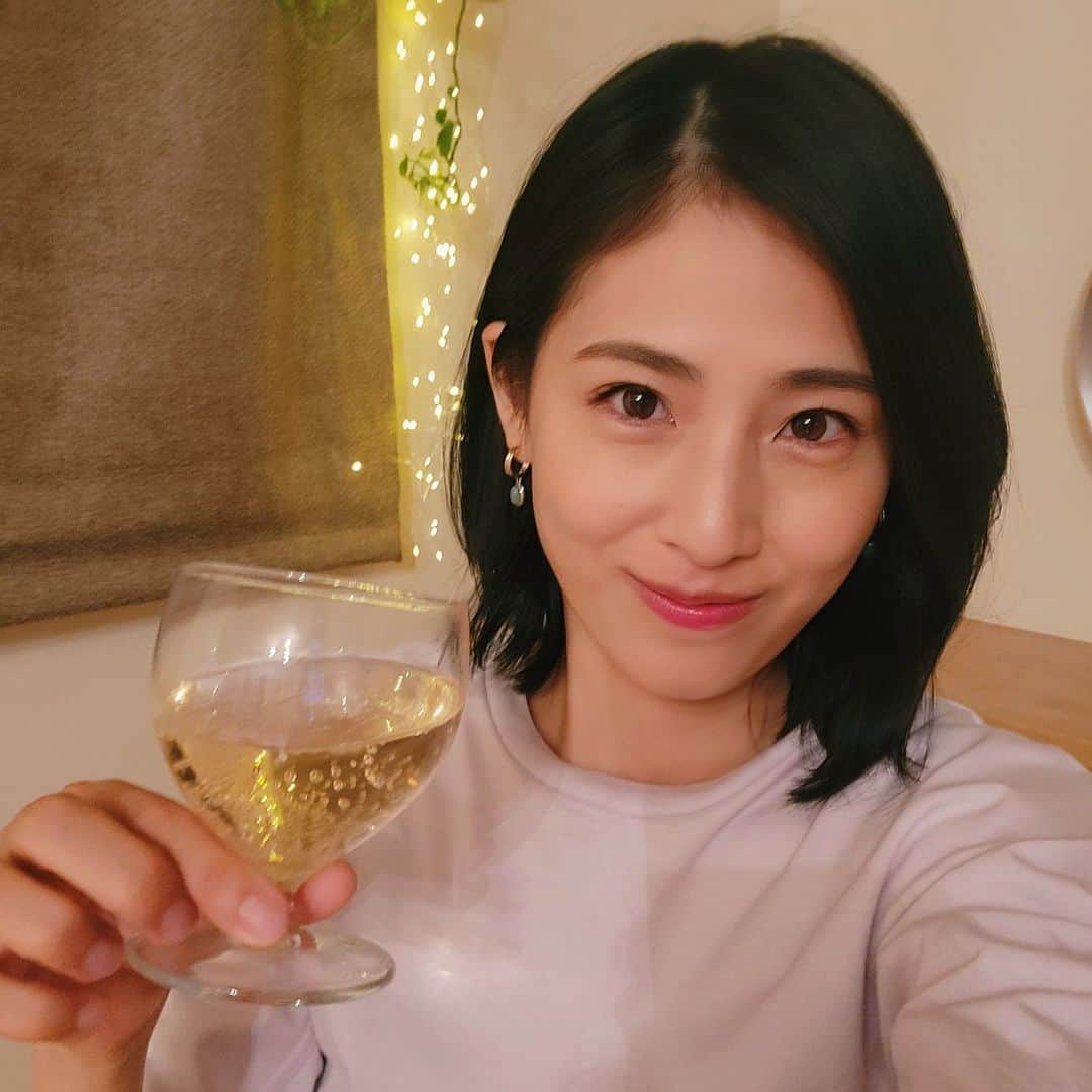 のインスタグラム：「息子の幼稚園夏休み終わり～🙌かんぱーい！✨🍻🎶(まだ土日休みあるけど) 目が回る日々でした💫😂  みなさん今週もおつかれさまです🍺  今日は、姉 @yuika_motokariya_official のYouTube編集がんばったということもあり、ひとり晩酌です😘  先日、姉は番組で５年ぶりに梅酒を飲み、うとうとするほど泥酔してましたが、わたしは何かがんばった日とか週末にわりと飲みたくなります🍸️  飲むときは、やっぱり梅酒🤗💓  ユイカのラジオは近日中にアップされる予定です🧚‍♀️🧚‍♂️  みなさん、素敵な週末を🎶  #騒々しい夏休み終わリイナ #主婦だし夫フリーランスだから曜日関係ないけど #でも金曜日がくるとなんかうれしい #普段の就寝時間は19時半 #夫は仕上げの編集中💻️ #花金 #夏休み #子供のいる暮らし #手作り #梅酒 #ソーダ割り #YouTube #followme」