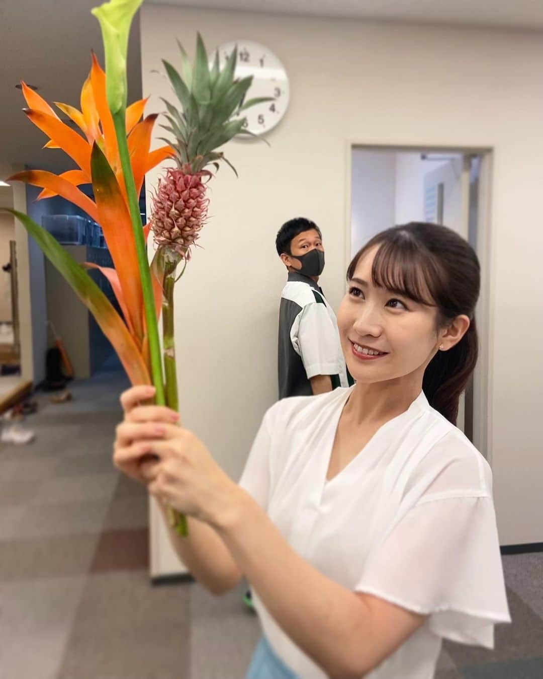 島津咲苗さんのインスタグラム写真 - (島津咲苗Instagram)「パイナップルと修作さんとワタクシ🍍 今週も、アップ！ありがとうございました。 . . . #メーテレ #アップ #ドデスカ #気象予報士 #修作さん @shusaku_y  #アナウンサー #島津咲苗 #花スタグラム #あすも #ドデスカドようびデス #お願いします」8月20日 19時42分 - sanae_shimazu