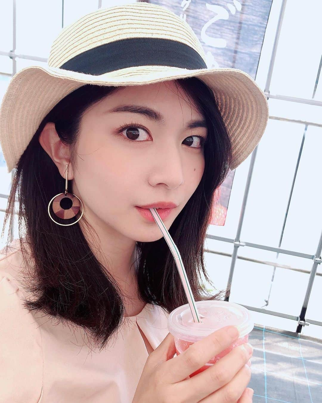 千葉真由佳さんのインスタグラム写真 - (千葉真由佳Instagram)「今週もお疲れ様でした〜 夏らしいこと何一つしてないけども！🌻 ここ3日くらい、 前から読みたかった分厚めの本を 昼夜関係なく読み漁ったり映画を1日４本見てしまったり📚 (不規則で反省している、、、)  ※写真は2年ほど前。 (関係なくてすみません土下座🙇‍♀️) 田舎館村でいちご狩りを終えたあとさらにいちごシェイクを飲んだ時🍓 胃の中いちごだらけだったけど幸せだったな〜〜果物狩り行きたいですね今はなにが採れる🤔？  【おしらせ】 キャスターコラムが更新されました♪ プロフィール欄のURLからぜひご覧ださい！今回は青森県下北地方の素敵なものを紹介してます👏  #青森#田舎館村#いちご#いちご狩り#シェーク#過去pic#アナウンサー#キャスター#フリーアナウンサー#千葉真由佳#tbsnews#tbsニュース#黒髪#夏写真#思い出#コラム#更新しました#下北地方」8月20日 20時01分 - mayuka.chiba