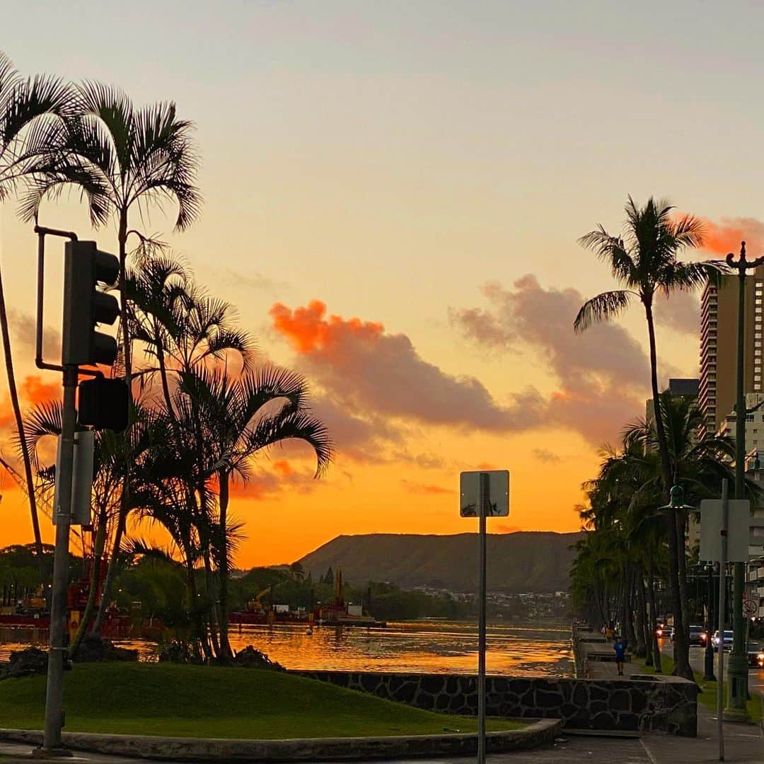 マキ・コニクソンさんのインスタグラム写真 - (マキ・コニクソンInstagram)「おはよう御座いまぁす！  ハワイの朝は早いっ！ 夕焼け時に赤く染まる”情熱的な空の色”も 好きだけど朝焼け時のこれから何かが始まる “希望に満ちてる空の色”も好き！  ハワイはどこもかしこも絵になる。毎日狙って写真撮ってる訳じゃないけど日常目に入ってくるどの光景も素敵過ぎてついついシャッターを押しちゃってる自分がいます！📸  “早起きは三文の徳”って言うけど本当に昔の人が言うことは間違ってない！朝早くから スタートすると十分な睡眠の後は頭が冴えてるし仕事の効率が良い！✍🏻  今日も朝からヤル気スイッチを入れました！この勢いで突っ走ります！🚗💨 お互いアロハッピーな一日を過ごそうね！🤙🏼😊  ちっちゃな事にくよくよしないで 元気に行ってらっしゃい！👋🏼 終わった事はもう振り返らない！ これからの事を考えよう！💪🏼  #エアハワイ🌺  #ハワイのおすそ分け🤙🏼  #ハワイのマキさん #makikonikson #嫌なことやモヤモヤしてる事をエイって吹っ飛ばしちゃおう！💪🏼 #早起き万歳🙌🏼」8月21日 6時21分 - makikonikson