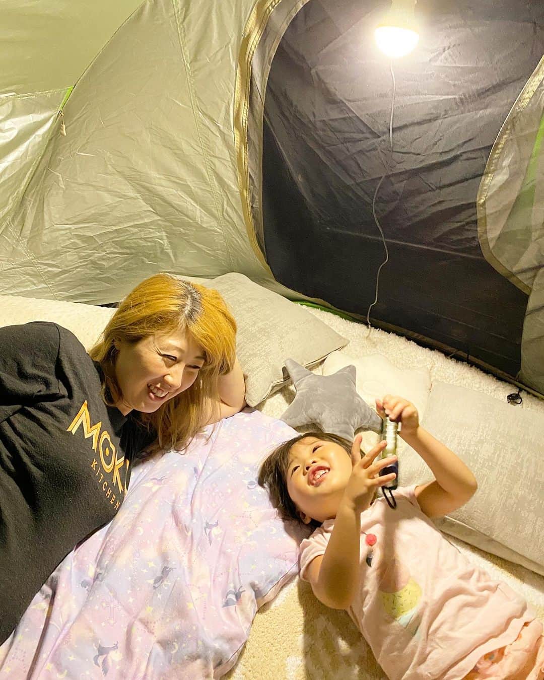 吉田ちかのインスタグラム：「Camping in our backyard tonight!  Pudding is so excited, I don’t think she’s gonna be able to sleep for a while though lol  今夜は家キャンプ🏕庭にテントを張って寝ます！でも、めっちゃ興奮してるプリン、しばらく寝ないかもw」