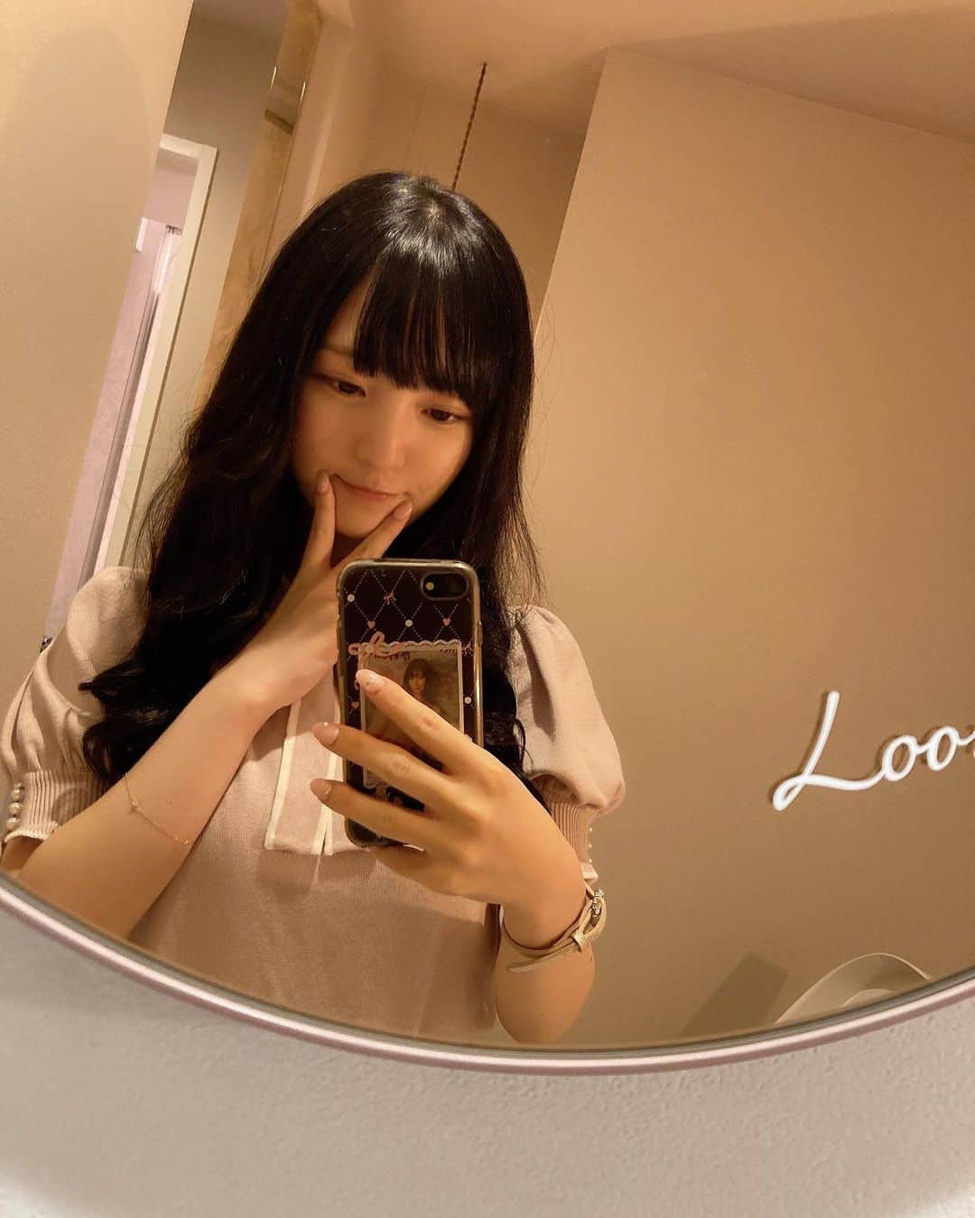 白石夢来さんのインスタグラム写真 - (白石夢来Instagram)「おしゃれな鏡♡  結構前になんだけど髪きれいにしてもらったとき〜♡)) つやつやふわふわなの伝わりますか？  . . . . .  .  .  @loombysea ♡ ♡ @ryo.kimura.0613  オープンおめでとうございます🎈 　#由良ゆら#自撮り#selfie #셀카 #hairstyle #japanesegirl #model」8月20日 22時03分 - yurayura_yuuura