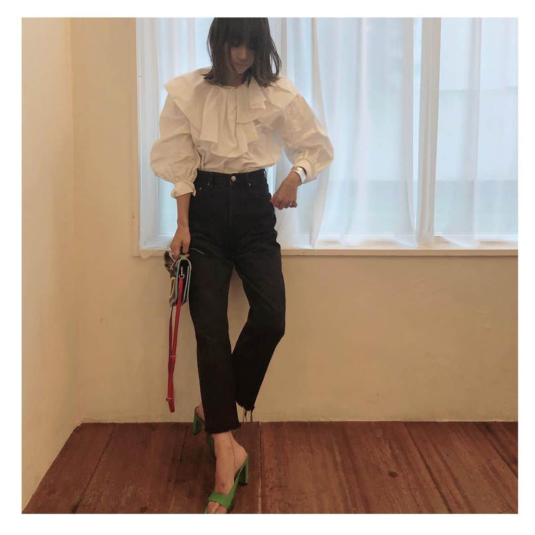 井関かおりさんのインスタグラム写真 - (井関かおりInstagram)「本日22:00に @riko.tokyo_official のサイトがオープンしました💕  販売は来週の27日になりますが、お時間ある方は是非覗いてみて下さい(プロフィールの欄から飛べます)  写真のブラウスはアシンメトリーが特徴のつけ襟ブラウス^_^  デニムに合わせるだけで簡単にきまるのでお気に入り😍  tops: #riko denim: #zara bag: #pierrehardy  shoes: #wandler   #着回し #デニムコーデ #つけ襟 #ブラウス好き #ブラウスシャツ #RIKOブラウス #RIKOブラ #RIKOシャツ」8月20日 22時23分 - isekikaori_kimawashi