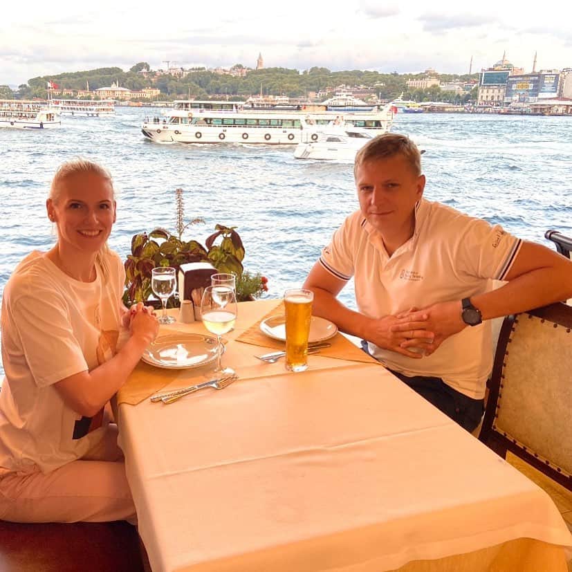 スベトラーナ・ロマシナのインスタグラム：「Это так важно и ценно проводить время только вдвоем. Такие долгожданные и самые приятные моменты ♥️  Как вы думаете, где мы? 🌍」