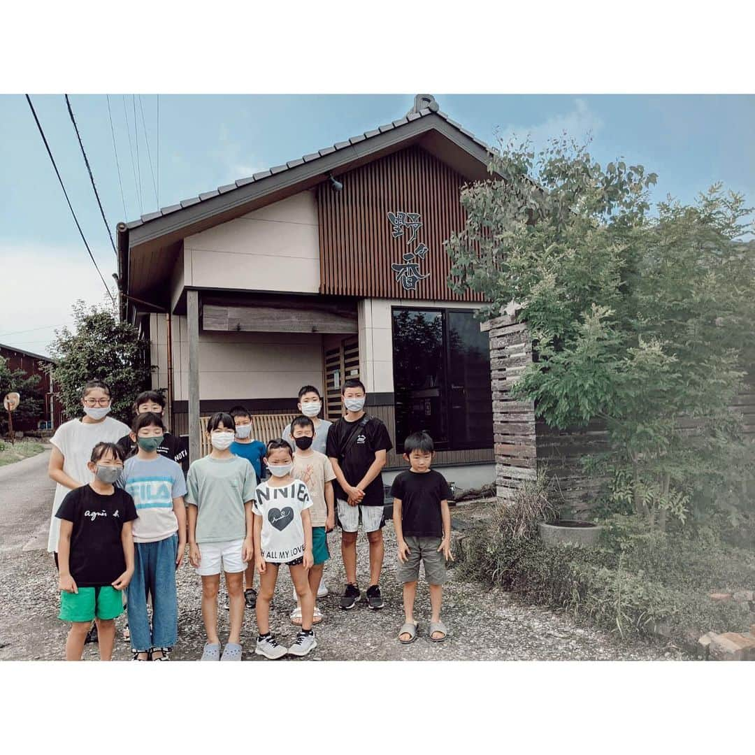 紗栄子さんのインスタグラム写真 - (紗栄子Instagram)「8月の台風・大雨の影響を受け、本日、佐賀県の「おばんざい寿栄」さんと「農家の厨　野々香」さんにご協力いただき、 佐賀県武雄町、大町町、北方町、朝日町、橘町、白石町にThinkTheDAYから、398個のお弁当をお届け致しました。  ご協力いただいた皆様のお声がけもあり、現地にてたくさんの方がボランティアとして参加してくださいました。 地元の子供達も、シール貼りや梱包のお手伝い、本当にありがとうございました😌🤲🏻  今後もお弁当の提供を続けさせていただきますので、 @_thinktheday のアカウントでも引き続き活動報告させていただきます。  まだまだ支援が行き渡っていないところもあるとのことで、 @_thinktheday のプロフィールにあるリンクより募らせていただいている支援金募集は引き続き受け付けております。  皆様からのご支援に心からお礼申し上げます。 #thinktheday #prayforjapan」8月20日 22時59分 - saekoofficial